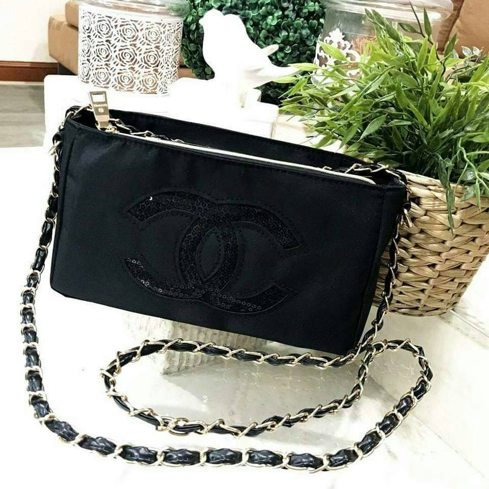 Chanel Cosmetic Cluth Bag With Chain กระเป๋าถือหรือสะพาย VIp. gift จาก Chanel Cosmetic Counter วัสดุ Nylon&Polyester 100% ประดับโลโก้แบรนด์ วิ๊งๆ สวยหรูดูดี เปิดปิดด้วยซิป หัวซิปแบรนด์อะไหล่ทอง ซับในสกรีนโลโก้ ภายในกว้างใส่กระเป๋าสตางค์ใบยาว, มือถือได้ทุก