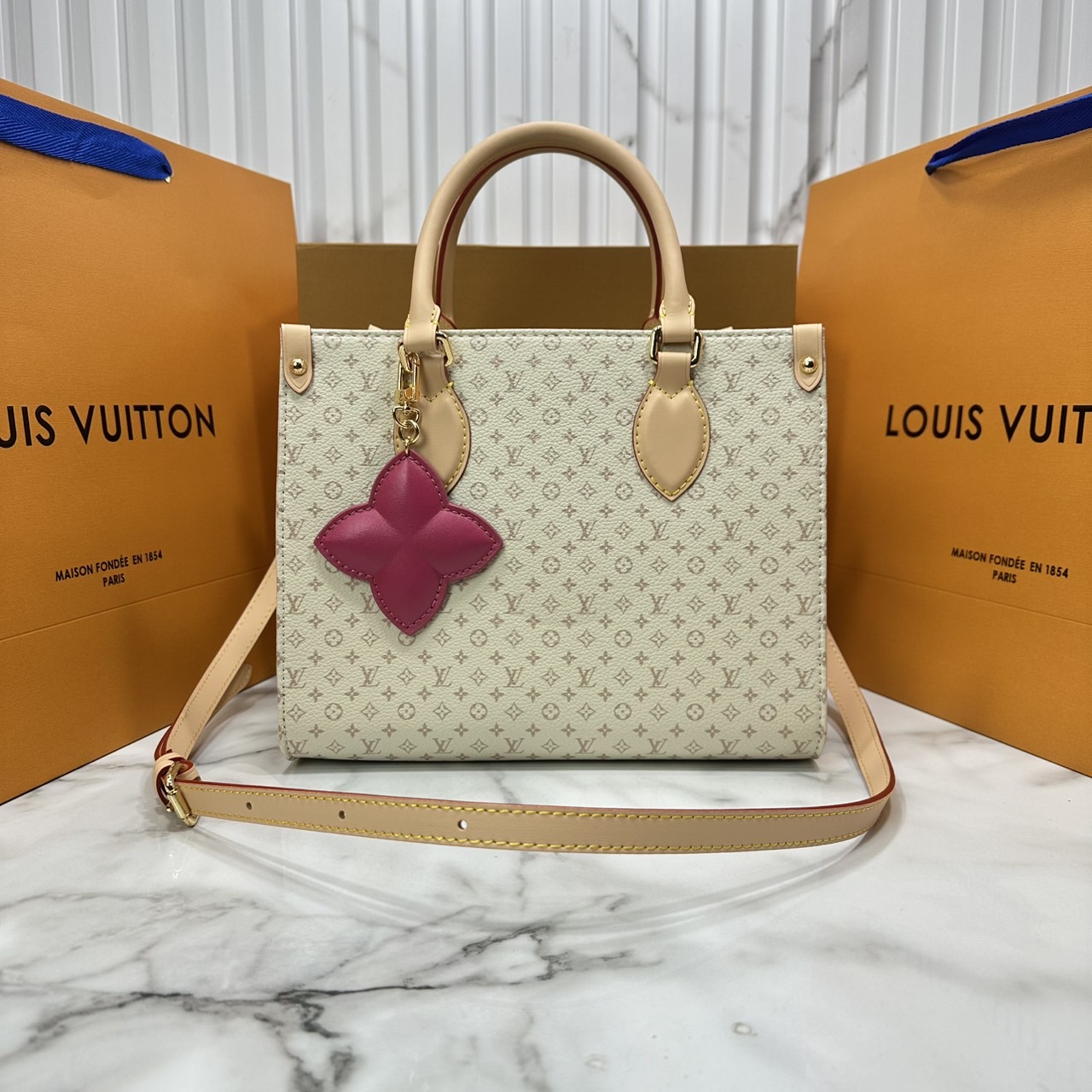 ORI หนังแท้ | LV OnTheGo PM bag Monogram Sand Beige กระเป๋าสะพายทรงโท้ทออนเดอะโก ในคอลเลกชัน LV Romance ยกระดับดีไซน์สำหรับฤดูกาลนี้ด้วยการผสานสัญลักษณ์ไอคอนิกลาย Damier และ Monogram ที่มีเอกลักษณ์ไม่ซ้ำใครของเมซงเข้าด้วยกัน กระเป๋าถือหนังหรูหรา