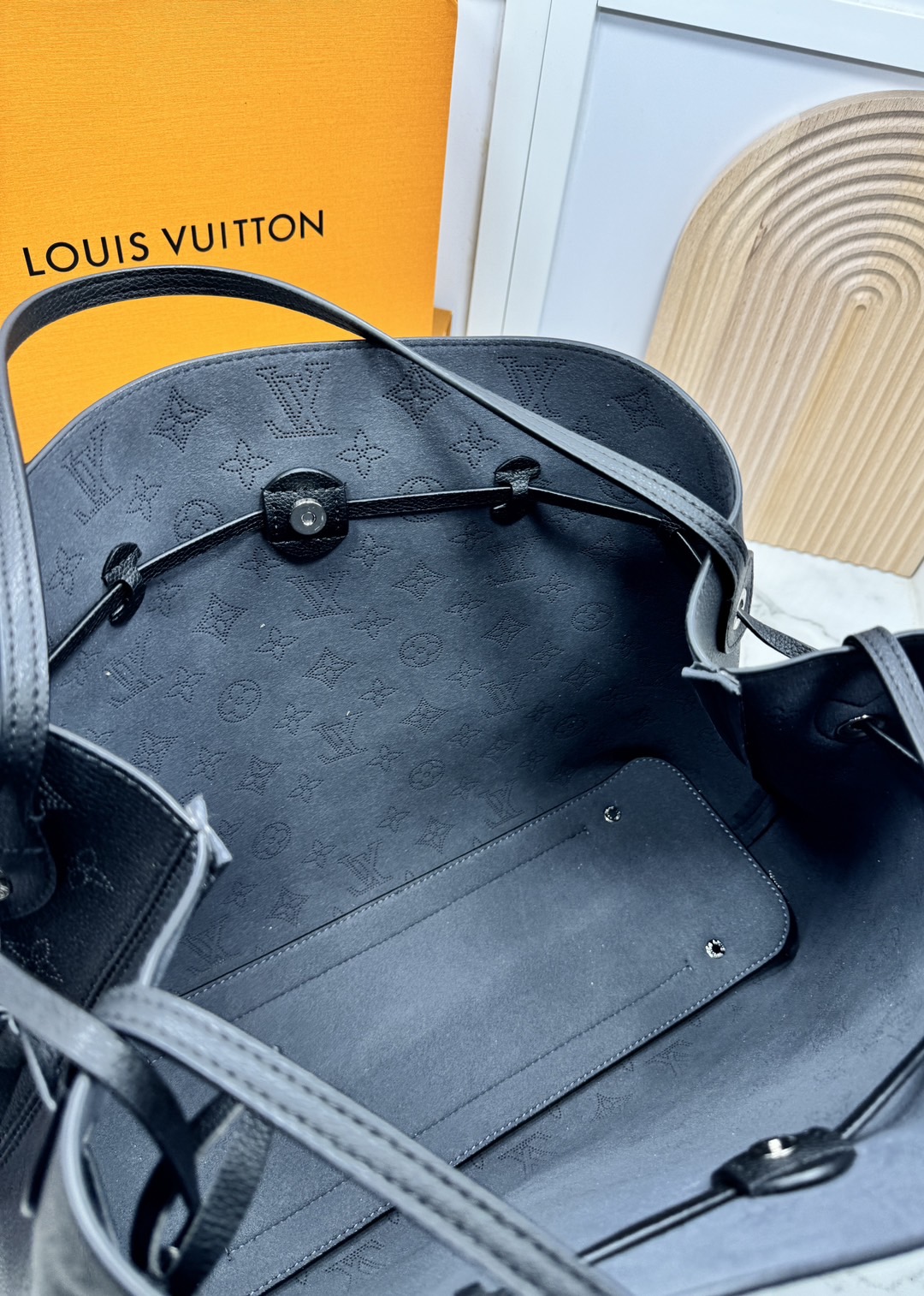 ORI หนังแท้ | LV Boundless Bag กระเป๋าสะพายทรงโท้ทใบใหญ่ ฉลุลายโมโนแกรมเต็มใบ สวยสุดคลาสสิก โทนสีเรียบง่ายใช้งานง่าย หรูหรามีระดับเหนือกาลเวลา