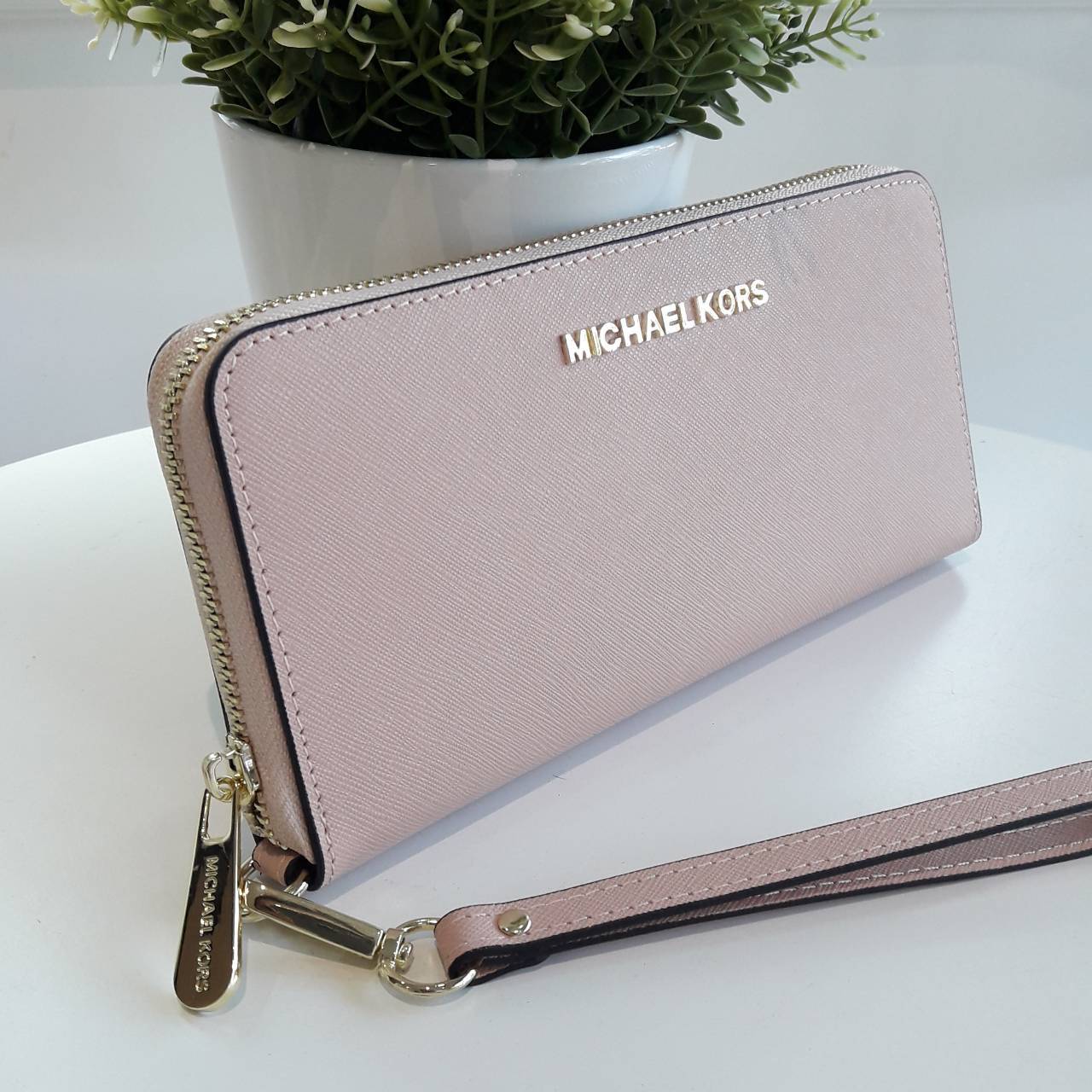 Best seller! งานขายดี รุ่นใหม่คะ Michael kors saffiano Wallet กระเป๋าสตางค์ใบยาว หนัง Saffiano ซิปรอบ สวยหรู มาก อะไหล่ปั้มโลโก้แบรนด์ ด้านในมีช่องใส่บัตร เยอะม้ากกก อีกด้านมีช่องแบงค์+ซิปใส่เหรียญ จุของได้เยอะจริงๆคะ ใส่ iphone 6+ ได้ สวยหรูดูดี อุปกรณ์ค