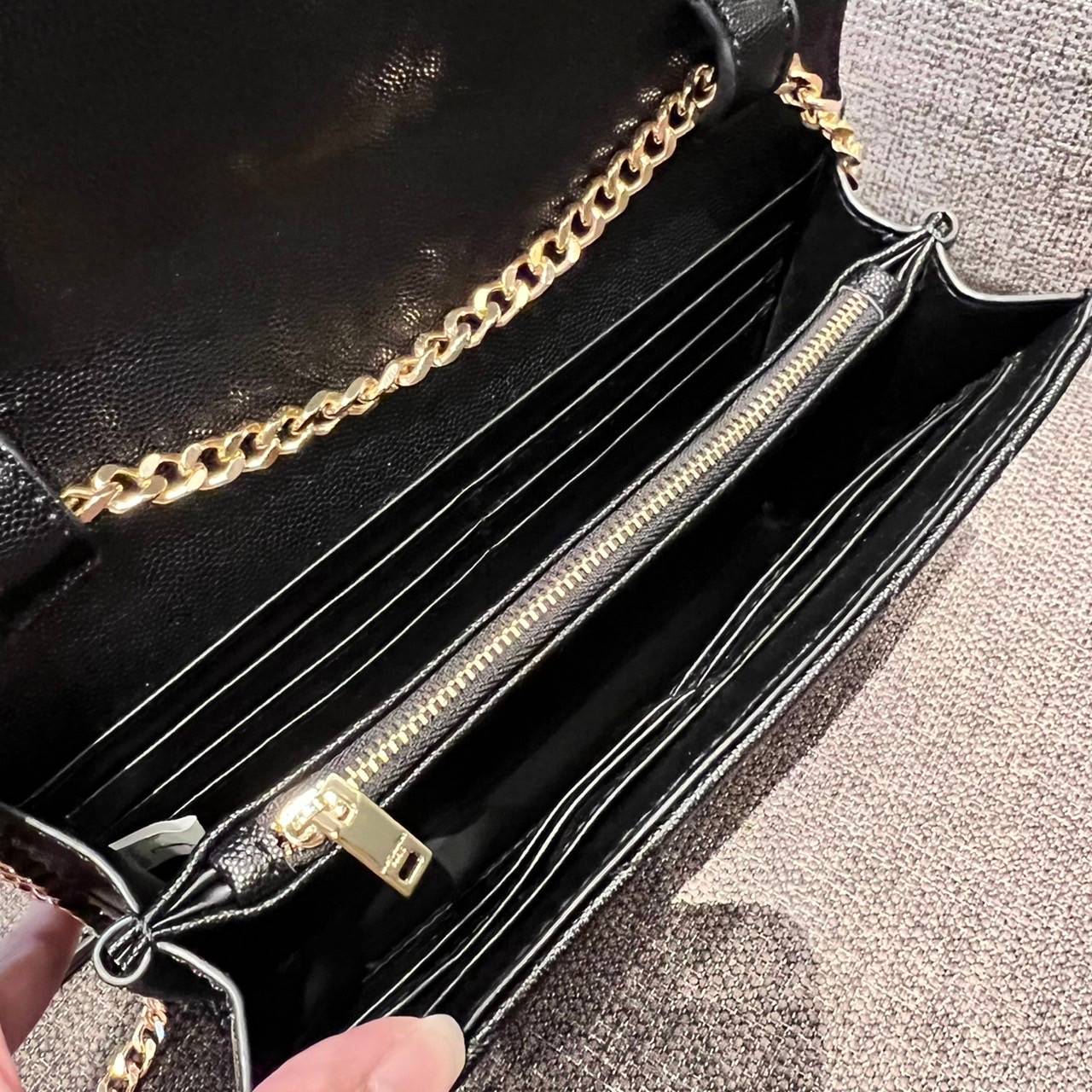 ไม่เคยผิดหวังจริงๆ!! กับรุ่นที่สาวๆรู้กัน Yves Saint laurent clutch bag with chain กระเป๋าสะพายทรง woc สุดฮอต ดีไซน์เรียบหรู โดดเด่นด้วยโลโก้ด้านหน้า เพิ่มดีเทลความผู้ดี วัสดุหนัง pepble ทนทาน ใช้งานง่ายเพียงแค่เปิด-ปิดด้วยกระดุมแม่เหล็ก ภายในแบ่งสัดส่วนไ