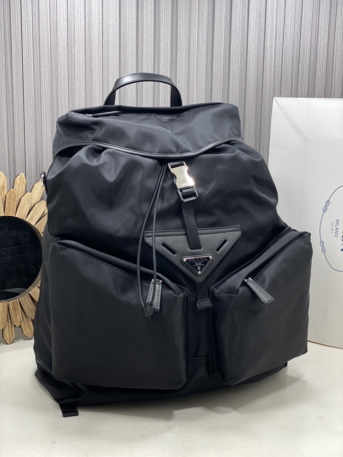 ORI หนังแท้ | Prada Re-Nylon and leather backpack กระเป๋าสะพายหลัง เป้ผ้าไนลอนรูปทรงเรขาคณิตเรียบหรู สถาปัตยกรรมและเส้นสาย ผสมผสานรูปทรงและวัสดุที่ตัดกันอย่างลงตัว