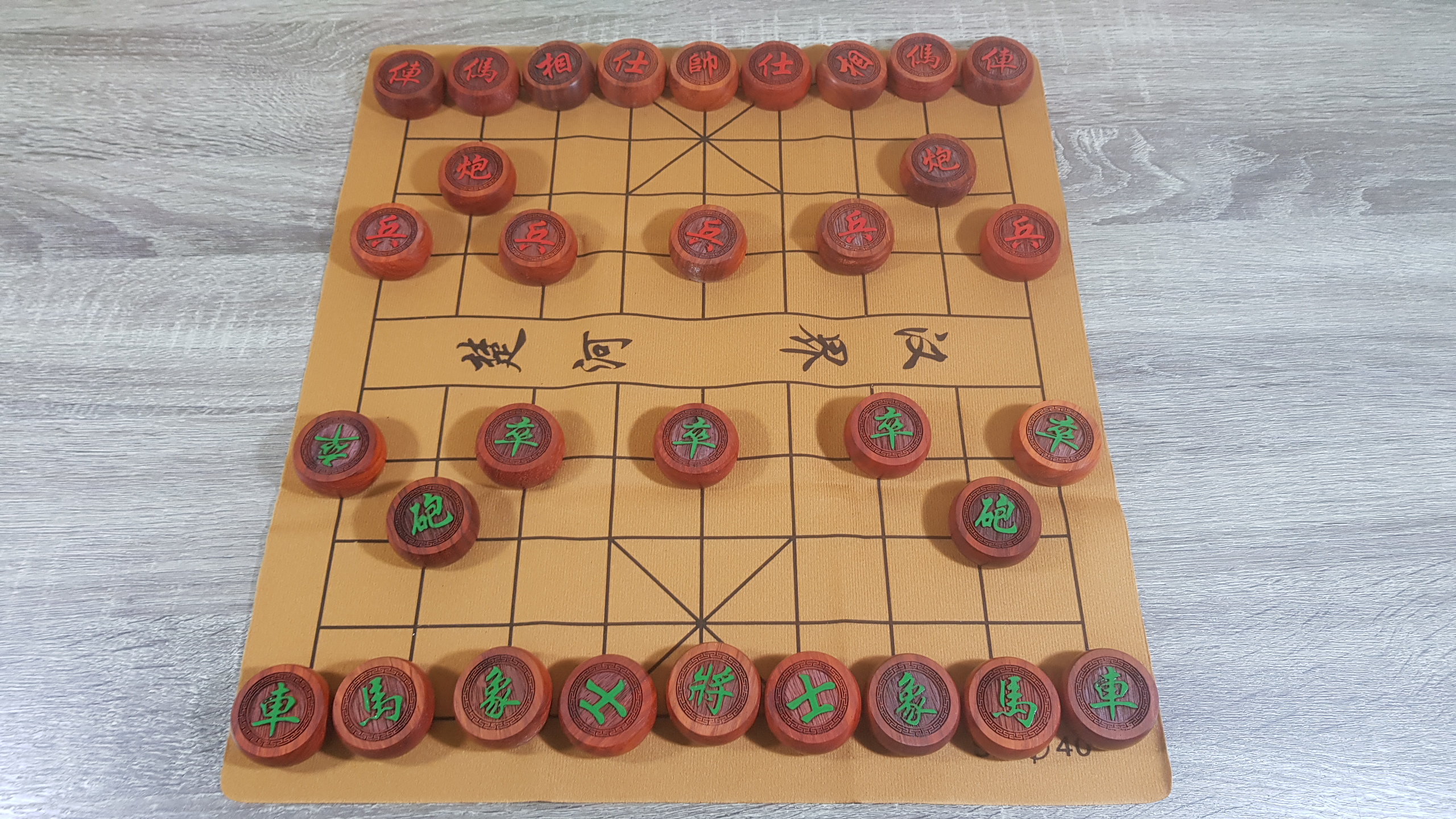 ชุดหมากรุกจีนตัวไม้จันแดงพร้อมกระดานผ้าหนังPVC