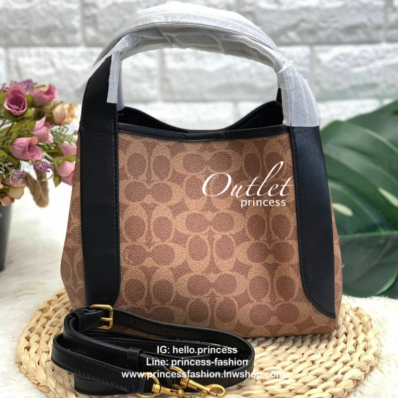 COACH HADLEY HOBO 21 BAG กระเป๋าถือหรือสะพายข้าง เรียบหรู หนังแกะแท้ ลาย signature brand หนังนิ่ม ปรับเปลี่ยนได้ 2 ทรง ปากกระเป๋ามีกระดุมแม่เหล็ก พร้อมตะขอเกี่ยว ภายในกว้าง ใส่ wallet ยาว mini iPad และของใช้ได้จุ พร้อมสายสะพายยาว ถอด ปรับระดับได้ค่ะ Must 