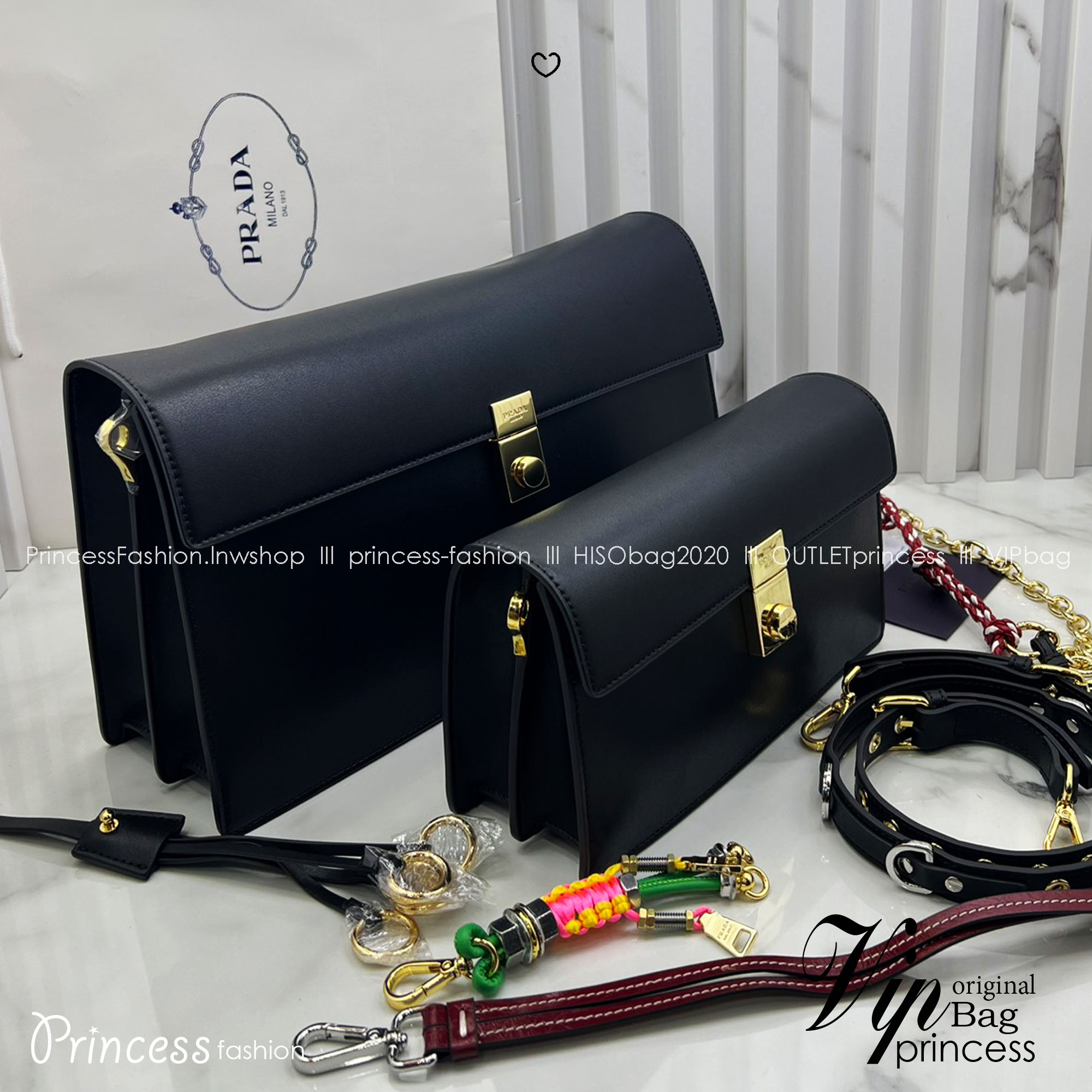 ORI หนังแท้ | 22cm Prada Soft Sound small leather shoulder bag with charms กระเป๋าสะพายทรงกล่อง รุ่นใหม่ล่าสุด มาแรงแบบเกินต้าน ด้วยดีไซน์เรียบ แต่มีกิมมิคเท่ห์ๆ ที่สายและพวงห้อยหลากสีสุดคิวท์