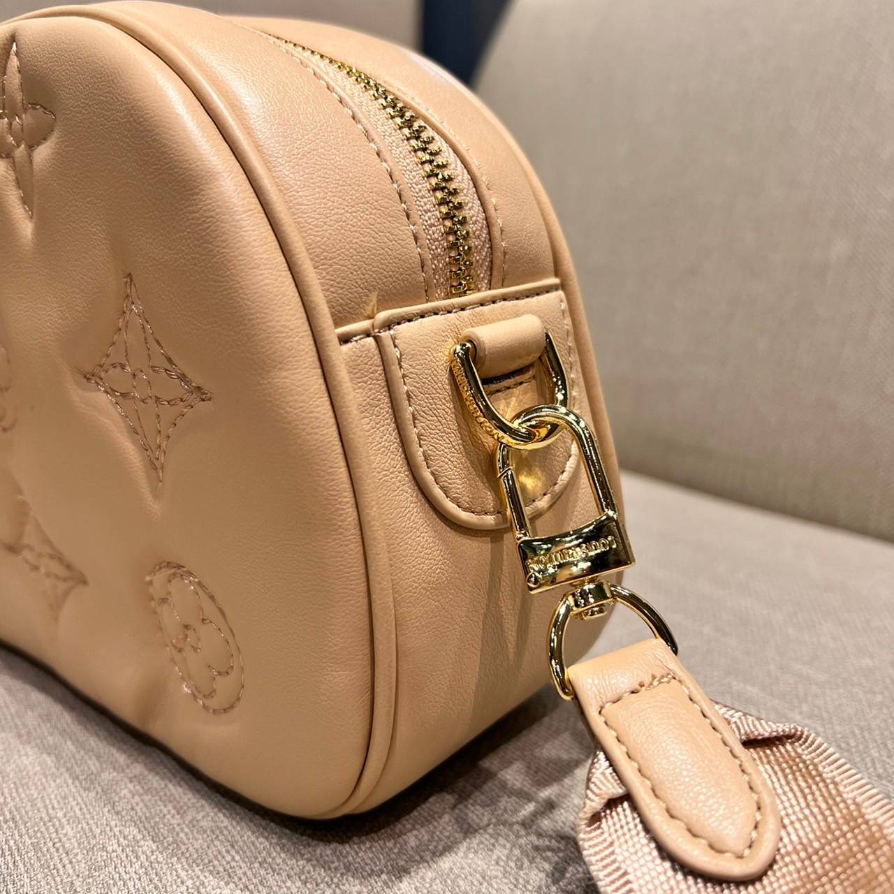 LV EXCLUSIVE VIP COSMETICS BAG ไอเท็มเอ็กซ์คลูซีฟ รุ่นหายาก กระเป๋าใส่เครื่องสำอางค์เอนกประสงค์ ที่นำมาประยุกต์ใช้เป็นกระเป๋าสะพายประจำวันได้ เพราะพิเศษมากแถมสายสะพายมาให้ วัสดุหนังลูกวัวฟอกสี นิ่มมาก เปิด-ปิดด้วยซิป ภายในโล่งกว้าง มีช่องแบ่งสัดส่วนให้ จั