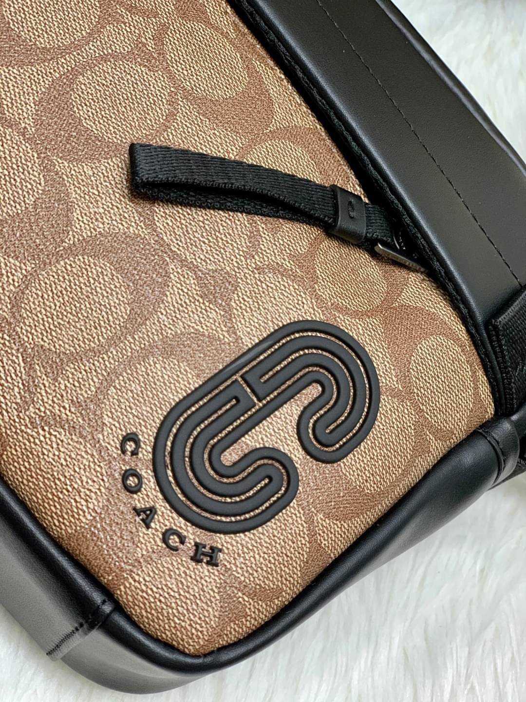 COACH EDGE CROSSBODY IN SIGNATURE CANVAS กระเป๋าสะพายครอสบอดี้ร์ วัสดุหนังแท้ หนังนิ่มอย่างดีค่ะ ด้านหน้ามีช่องซิปซ่อนให้หนึ่งช่อง เปิดปิดช่องหลักแบบซิปคู่ภายในกว้าง ใส่ของได้จุเลยนะคะ มีช่องซิปและช่องเล็กให้อีก2ช่อง;ด้านหลังกระเป๋าเป็นช่องโล่งใส่ของอีกช่