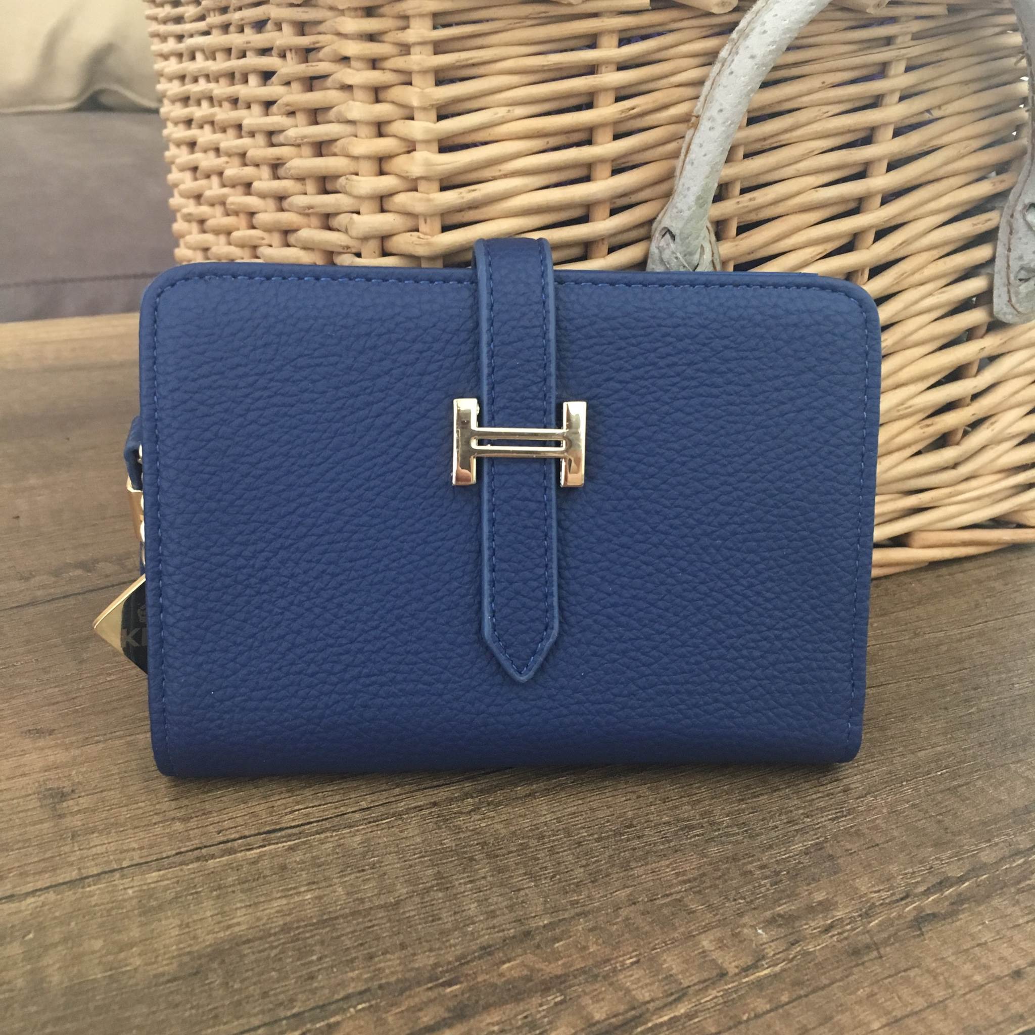 รุ่นขายดีที่สุดในสามโลก พร้อมส่งละค่า ! Classic short wallet bag กระเป๋าสตางค์สั้นสามพับ หนังแกะสังเคราห์ เนื้อดี้_ดี ค่า ดูแลรักษาง่าย ดีไซด์เก๋ที่ซิป แถมภายในมีช่องใส่บัตรหลายช่อง แบ่งเป็น 3 พับเลยคะ เห็นสั้นๆ แบบนี้แต่จุได้เยอะคะ พร้อมช่องซิปใส่เหรียญ