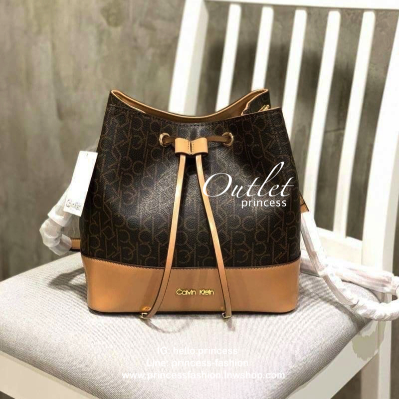 Calvin klein Bucket Logo Bag กระเป๋าสะพายทรงจีบรุ่นใหม่! ฐานกว้างตั้งอยู่ทรง วัสดุpolyester&Pvc เปิดปิดแบบหูรูด ภายในกว้างมีช่องซิปคั่นกลางระหว่างช่องหลัก2ช่อง ทั้งภายในและภายนอกคือลาย Signature แบรนด์ สายสะพายหนังปรับระดับได้ สำหรับสาวๆที่กำลังมองหากระเป
