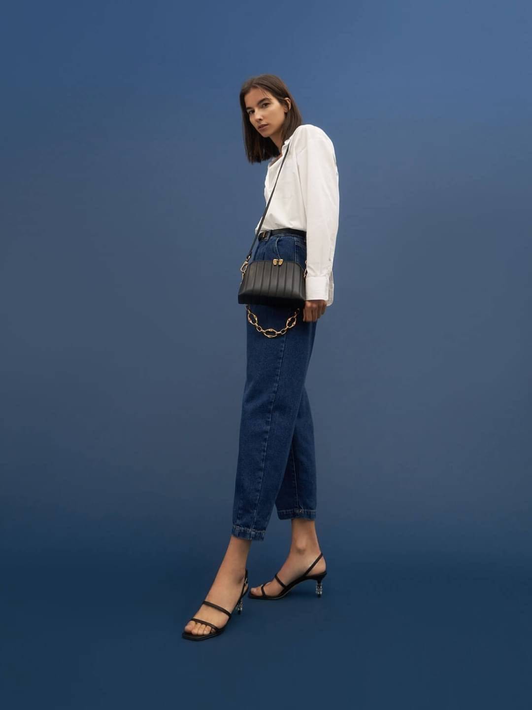 CHARLES & KEITH CHAIN HANDLE PANELLED CROSSBODY BAG กระเป๋าถือ/สะพายข้างทรงสวย วัสดุหนังเรียบแต่งดีไซน์ให้แปลกใหม่โดดเด่น โดยการปั๊มตัวกระเป๋า มีสายโซ่เพิ่มความสง่างามสามารถถือคล้องแขนหรือสะพายไหล่เก๋ๆได้ และยังมีสายสะพายยาวแบบหนังถอดและปรับสายได้อีก 1 เส