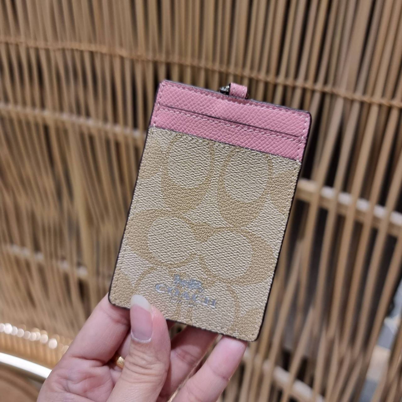 COACH ID LANYARD IN COLORBLOCK SIGNATURE CANVAS ง่ายๆแบบไม่ธรรมดา!! คลาสสิคแต่มีดีเทลโดดเด่น!! กระเป๋าถนอมบัตร พร้อมสายคล้องคอ ดีไซน์ลวดลายสวย ดูดีทุกแบบ ใช้งานง่าย พกพาสะดวก จะใส่บัตรพนักงาน บัตรเครดิต บัตรปชช. ใบขับขี่ และบัตรอื่นๆที่อยากจะใส่!! ตามใจไป