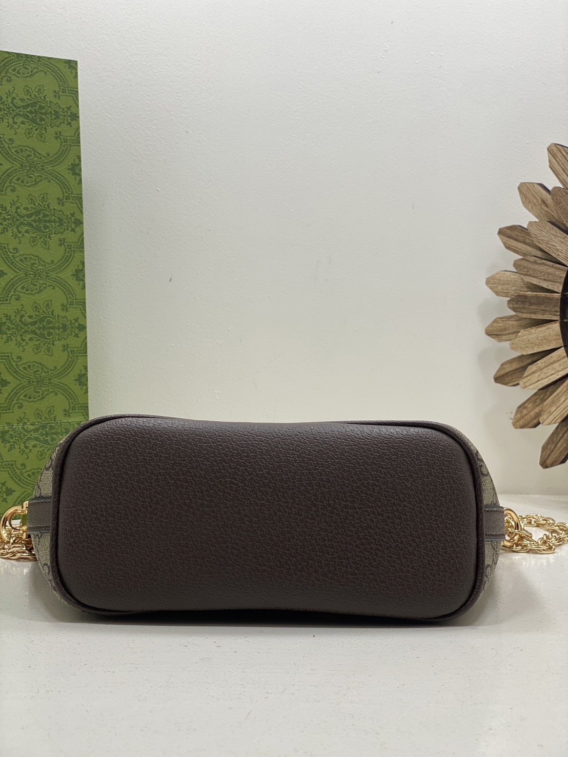 GUCCI Ophidia GG Mini Shoulder Bag กระเป๋าทรงพอช พร้อมสายสะพายโซ่สีทองหรูหรา ดีไซส์เรียบง่ายสะดวกใช้ ภายในเป็นช่องโล่ง สายสะพายหนังสลับโซ่ ใช้ได้ในทุกๆวัน ทุกๆลุค ตอบโจทย์ได้สบายๆ