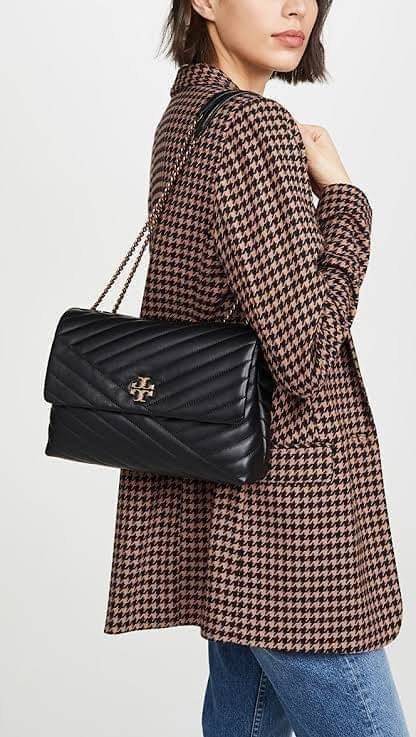Large : Tory Burch Kira Chevron Quilted Convertible Leather Crossbody Bag เป็นกระเป๋าที่ใช้ในการออกงานสำคัญหรือวันที่มีปาร์ตี้สังสรรค์ คุณควรเลือกใช้กระเป๋าที่มีดีไซน์สะดุดตา เพราะจะช่วยยกระดับและเพิ่มเสน่ห์ให้กับตัวคุณเองมากยิ่งขึ้น หากเป็นงานทางการ เช่น