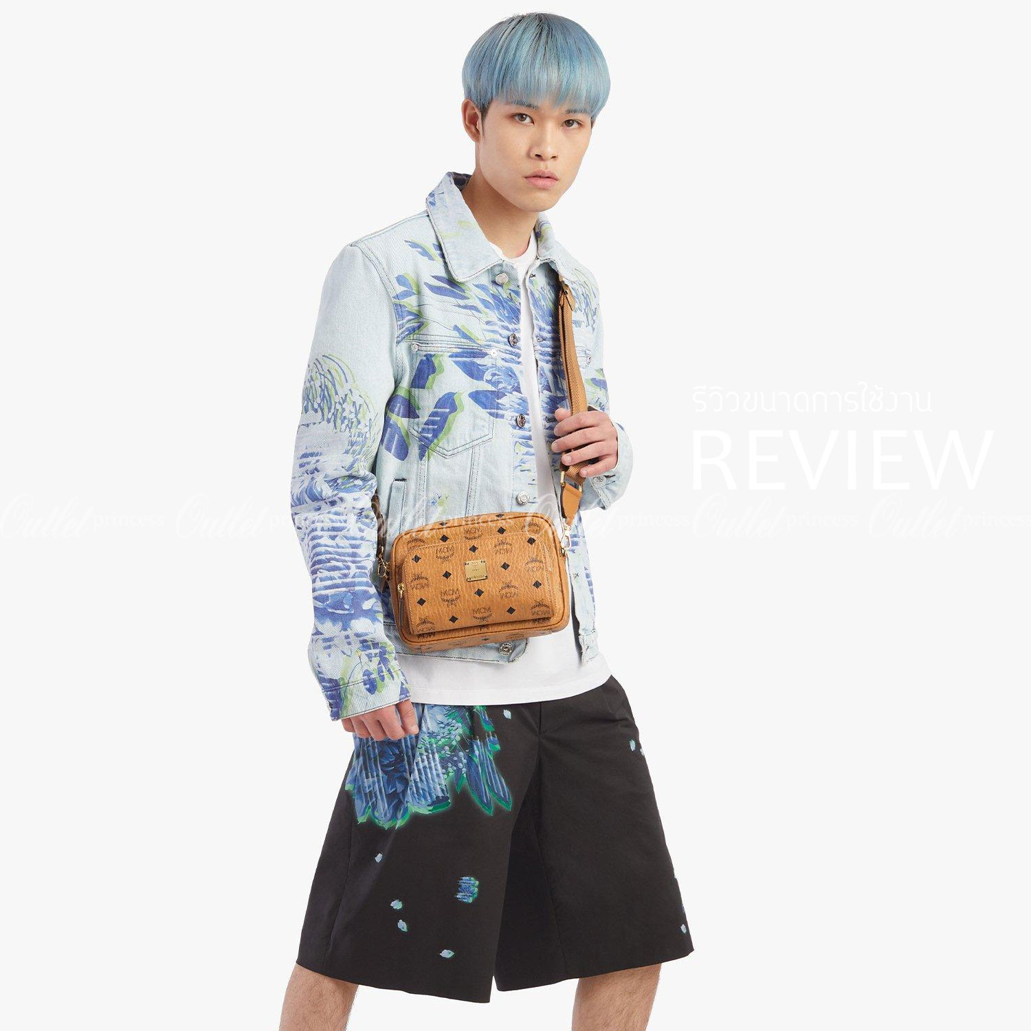 M.C.M KLASSIK CROSSBODY BAG สาวกเอ็มซีเอ็มต้องมีน้า!! หนุ่มๆเค้าสะพายกัน!! กระเป๋าสะพายข้างทรงครอสบอดี้ ที่ดาราใช้กันเพียบ!! รุ่นนี้หนุ่มๆสะพายหรือสาวๆก็สะพายได้น้า ขนาดกำลังดี วัสดุหนังแคนวาสคุณภาพดี มีช่องหลัก 2 ช่อง เปิด-ปิดด้วยซิป ด้านหลังมีช่องย่อยอี