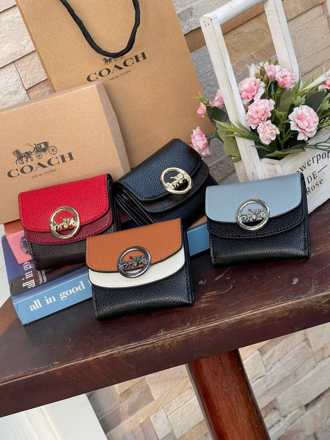 OUTLET 】COACH JADE SMALL DOUBLE FLAP WALLET IN COLORBLOCK (COACH F88002) หากใครต้องการกระเป๋าสตางค์ใบสั้นสำหรับวันที่ต้องการใช้กระเป๋าสะพายใบเล็ก หรือวันที่ไม่พกกระเป๋าสะพาย เราขอแนะนำใบนี้เลยค่ะ โดยใบนี้เป็นกระเป๋าสตางค์แบบพับสามทบ ปิดแบบกระดุม2ชั้น มีช่