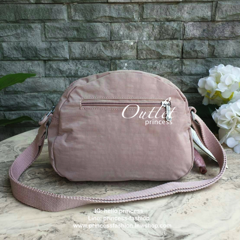 Kipling nylon shoulder bag รุ่น ( K15313 ) >>พร้อมส่งค่ะกระเป๋าสะพายข้างรุ่นใหม่ล่าสุด วัสดุไนล่อน กันน้ำ บุด้วยนวมที่ฐานกระเป๋าเพิ่มความนุ่ม >>รูปทรงสวย ขนาดกระทัดรัด มีช่องกระเป๋าด้านหน้าใส่ของจุกจิกหนึ่งช่อง >>มีช่องซิปหลักนะค่ะ ด้านใ