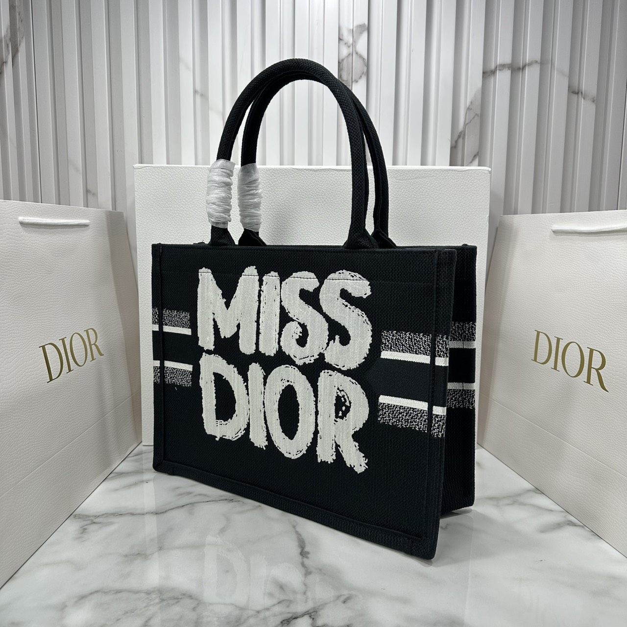 ORI หนังแท้ | Dior BookTote Black Miss Dior Embroidery Tote Bag กระเป๋าทรงโท้ทคอลใหม่ โทนดำคลาสสิก สวยงามและหรูหรา