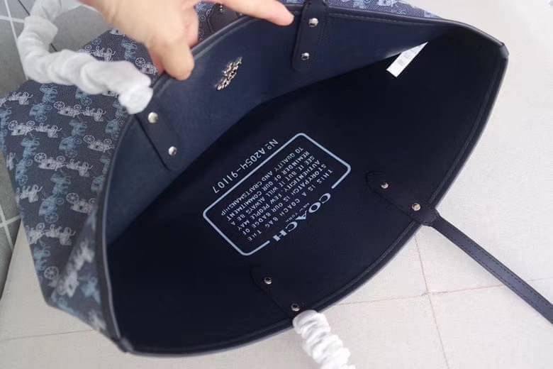 COACH 91107 REVERSIBLE CITY TOTE WITH HORSE AND CARRIAGE PRINT ใช้ได้ 2 ด้าน 🔺ทรง Tote รุ่นแนะนำค่ะ!! วัสดุ pvc อย่างดี นิ่มยวบตัวสวย ลายรถม้าทั้งใบค่ะ (ในไทยหายากค่ะลายนี้) 📌สามารถใช้ได้ทั้งด้านในและด้านนอกนะคะ สวยทั้ง2ด้านเลยทีเดียว เป็น