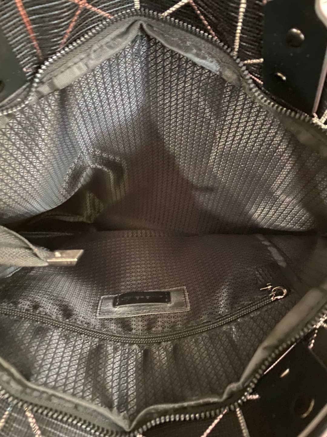 David Jones รุ่น Candy color ใบนี้ มาพร้อมกับน้องกระต่าย DV ขนฟู นิ่มๆ สีเข้า set กับกระเป๋าคะ