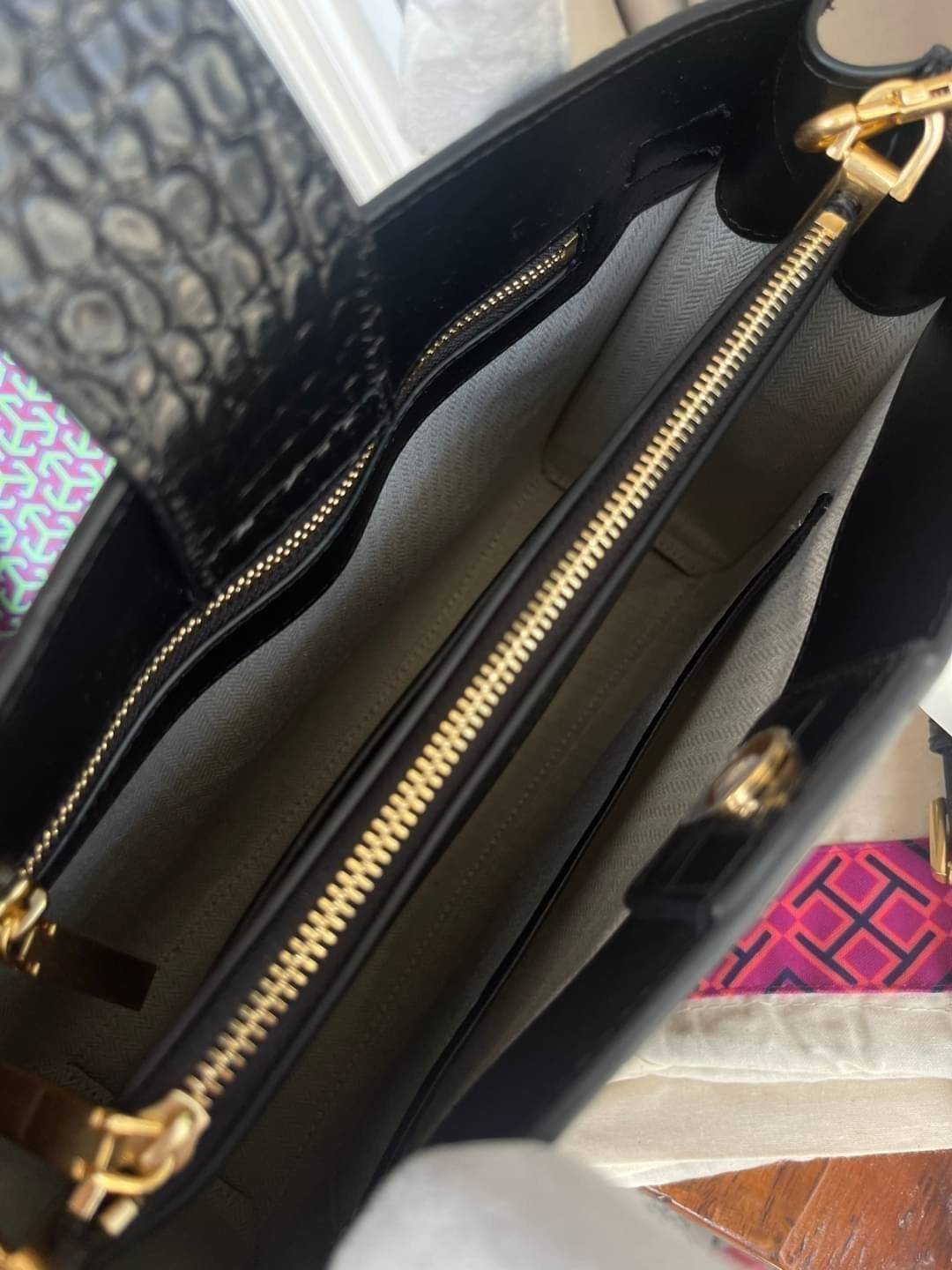 Tory Burch Walker Embossed Small Satchel Collection นี้เหมาะสำหรับผู้หญิงที่มีความสุขุมและเป็นผู้ใหญ่ เพราะดีไซน์ของกระเป๋าหนังรุ่นนี้ได้ผลิตออกมาโดยเน้นความเรียบง่าย เป็นทางการและดูแพง