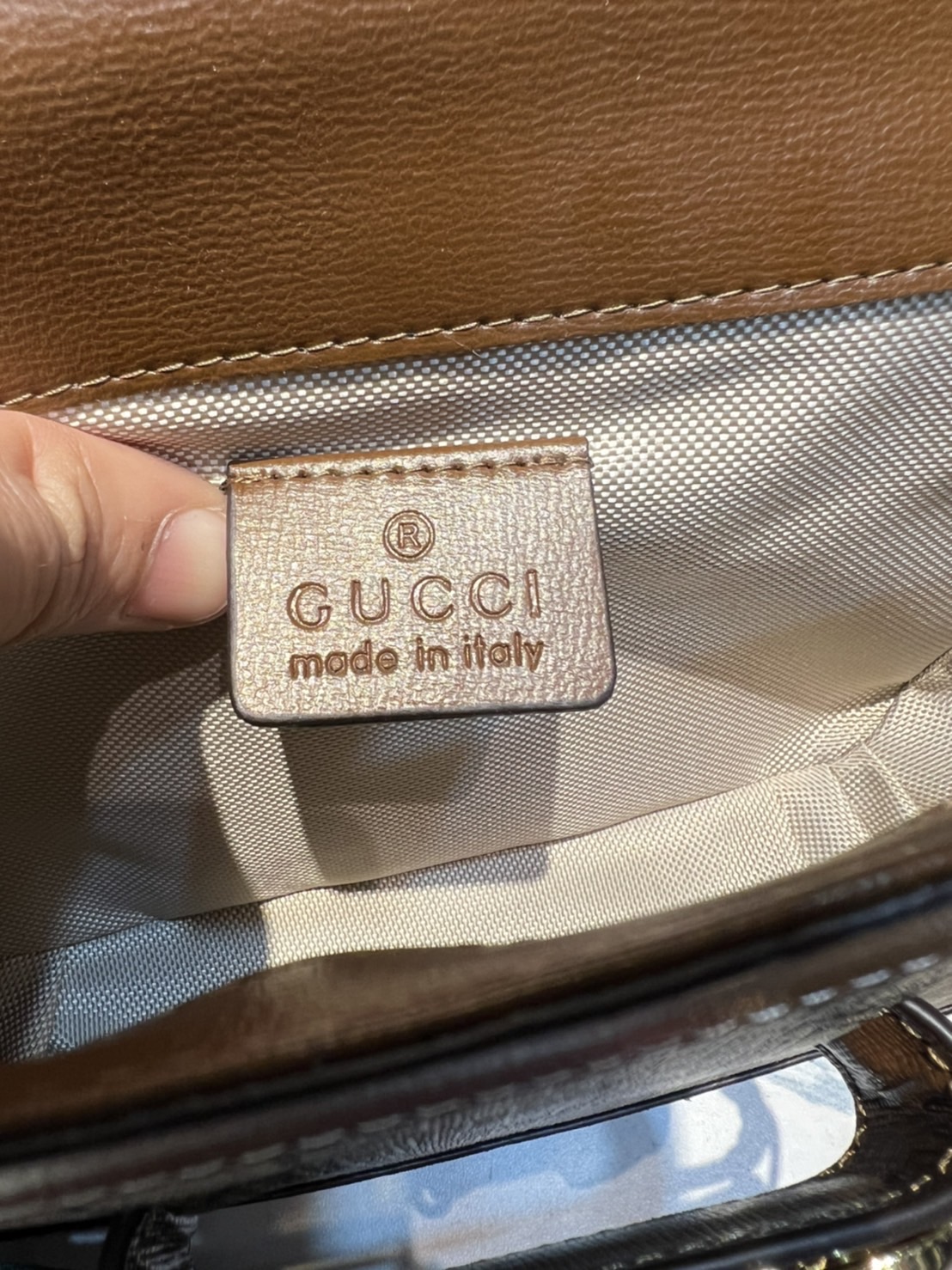 หนังแท้ GUCCI Horsebit 1955 mini bag GG Supreme canvas ที่สุดของรุ่นที่ฮอตหนักมาก คอลเลคชั่นที่ยอดขายดีตั้งแต่วันแรกที่ลง shop ด้วยรูปทรงที่กะทัดรัด ตอบโจทย์ได้ทุกลุค ทุกไลฟ์สไตล์ ใช้งานได้ง่ายคล่องตัว เรียกได้ว่าใครไม่มีได้ยังไง สวยขนาดนี้!!