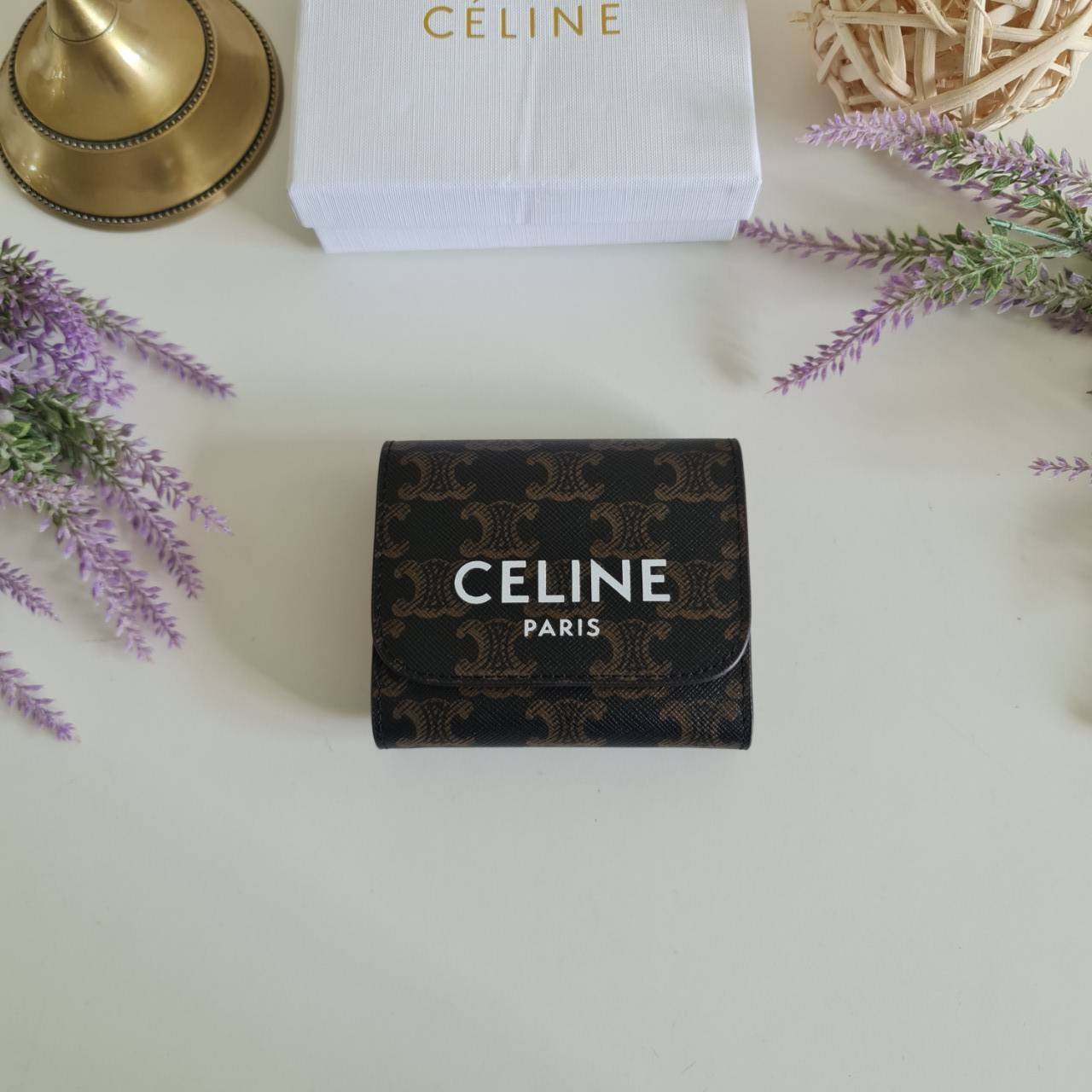 พรีเมี่ยมกิ๊ฟแท้ 100% 】CELINE SMALL TRIOMPHE WALLET IN SHINY SMOOTH LAMBSKIN VIP GIFT WITH PURCHASE (GWP) พรีเมี่ยมกิ๊ฟ Member Gift Limited Edition จาก CELINE HAUTEPARFUME COUNTER กระเป๋าสตางค์งานดี งานสวยสุดๆๆๆ มี 3พับ ขนาดกะทัดรัด เหมาะมากกก มีช่องใส่เห