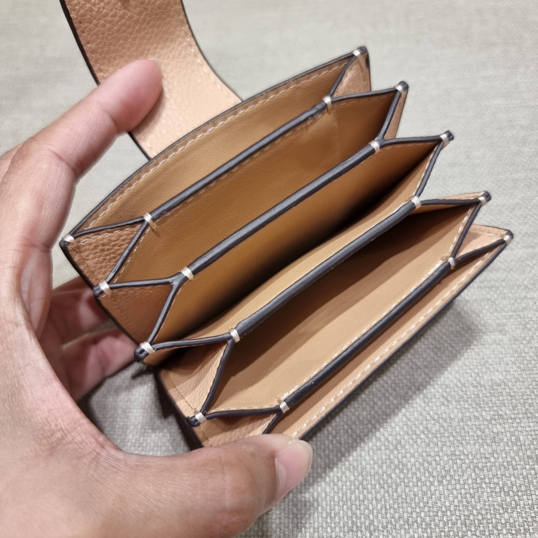 COACH C8325 ACCORDION CARD CASE WITH DREAMY LAND FLORAL PRINT ไอเท็มที่ทำใจฟูจัดเลยจ้า กับกระเป๋าถนอมบัตร ที่สาวๆตามหา ดีไซน์ลวดลายน่ารักมากๆ ขนาดกะทัดรัด พกพาสะดวก วัสดุหนัง pepble ภายในเป็นช่องใส่บัตรได้หลายใบ เหมาะมากสำหรับใครที่มองหากระเป๋าแบ่งสัดส่วน