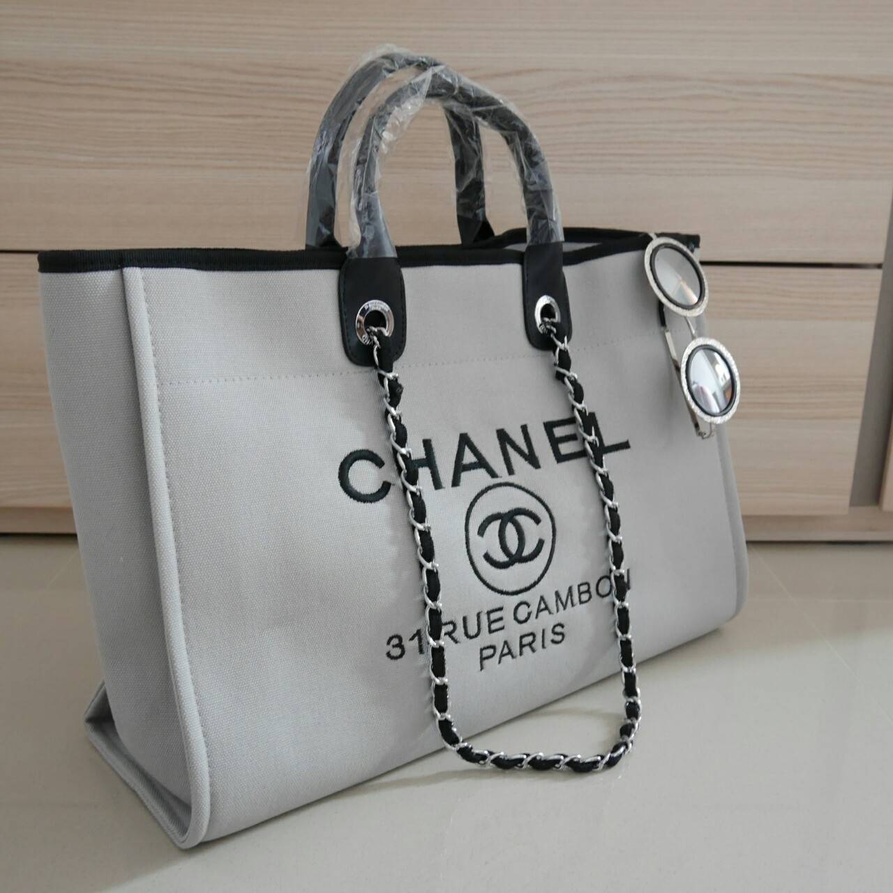 รุ่นใหม่ล่าสุด!! ที่สาวๆรอคอย Chanel tote canvas bag จากงานพรีเมี่ยม VIP GIFT รุ่นดังเลยค้า Size ใหญ่อลัง บอกเลยว่า **งานดีที่สุด ตัวกระเป๋า กระเป๋าผ้าเป็นผ้า canvas เนื้อดีสมราคา สัมผัส นุ่มลื่นมือมากกกก อะไหล่เงินปั้มแบรนด์แท้ทั้งใบ ด้านหน้าปัก logo แบร