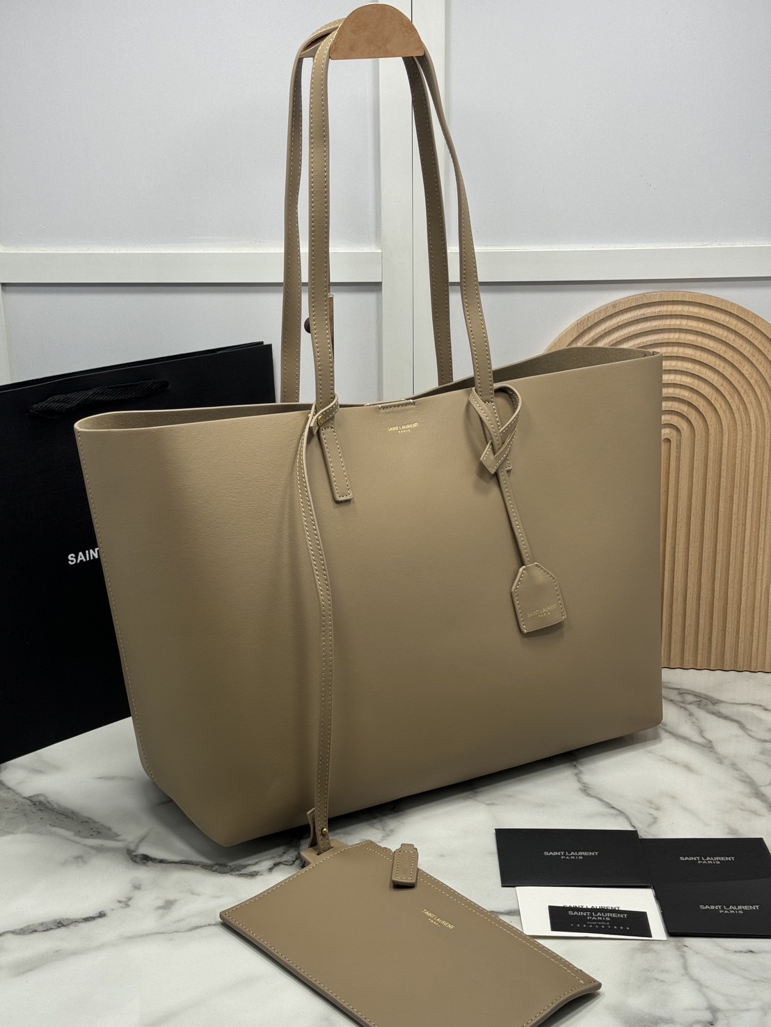 YSL Shopping Large Tote Bag กระเป๋าทรงโท้ทใบใหญ่หนังแท้ ภายในโล่งกว้าง จุของได้เยอะ เรียบหรูทรงสวย ดีไซน์ออกมาให้ใช้งานได้ทุกลุค ทุกโอกาส สวยคมชัดทุกสี