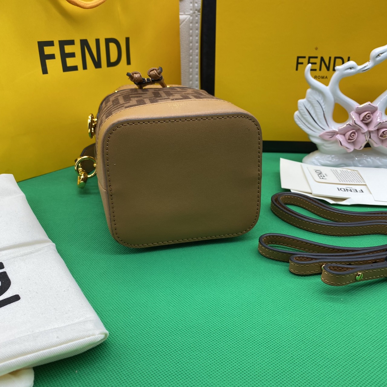 FENDI MON TRESOR MINI BAG รุ่นใหม่ล่าสุด น่ารักมากค่ะ กระเป๋าถือหรือสะพายไหล่ทรงขนมจีบสุดคลาสสิก วัสดุหนังแท้สลับผ้ากำมะหยี่พิมพ์ลายอย่างดี ลวดลายเอกลักษณ์ตามแบบฉบับแบรนด์ สวยหรู ดูแพง คุณนายสุดไปเลยค่า ถือแล้วสวยมากๆ จุของได้กำลังดี ทรงนี้ต้องมีติดตู้ไว้