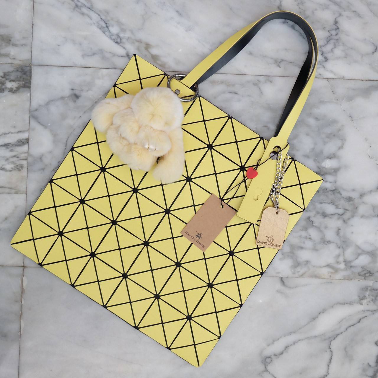 ทรงสุดฮิตจากแบรนด์ David Jones รุ่น Candy color ใบนี้ มาพร้อมกับน้องกระต่าย DV ขนฟู นิ่มๆ สีเข้า set กับกระเป๋าคะ กระเป๋า ทรง Tote ตัวกระเป๋าเย็บติด ด้วยแผ่นอคิลิค ตัดขอบลายวิ้งๆ สุดหรู ดีไซน์เกร๋ จุดเด่นที่ น้ำหนักเบา สามารถ ถือ หรือ สะพายไหล่ได้คะ ใบใหญ