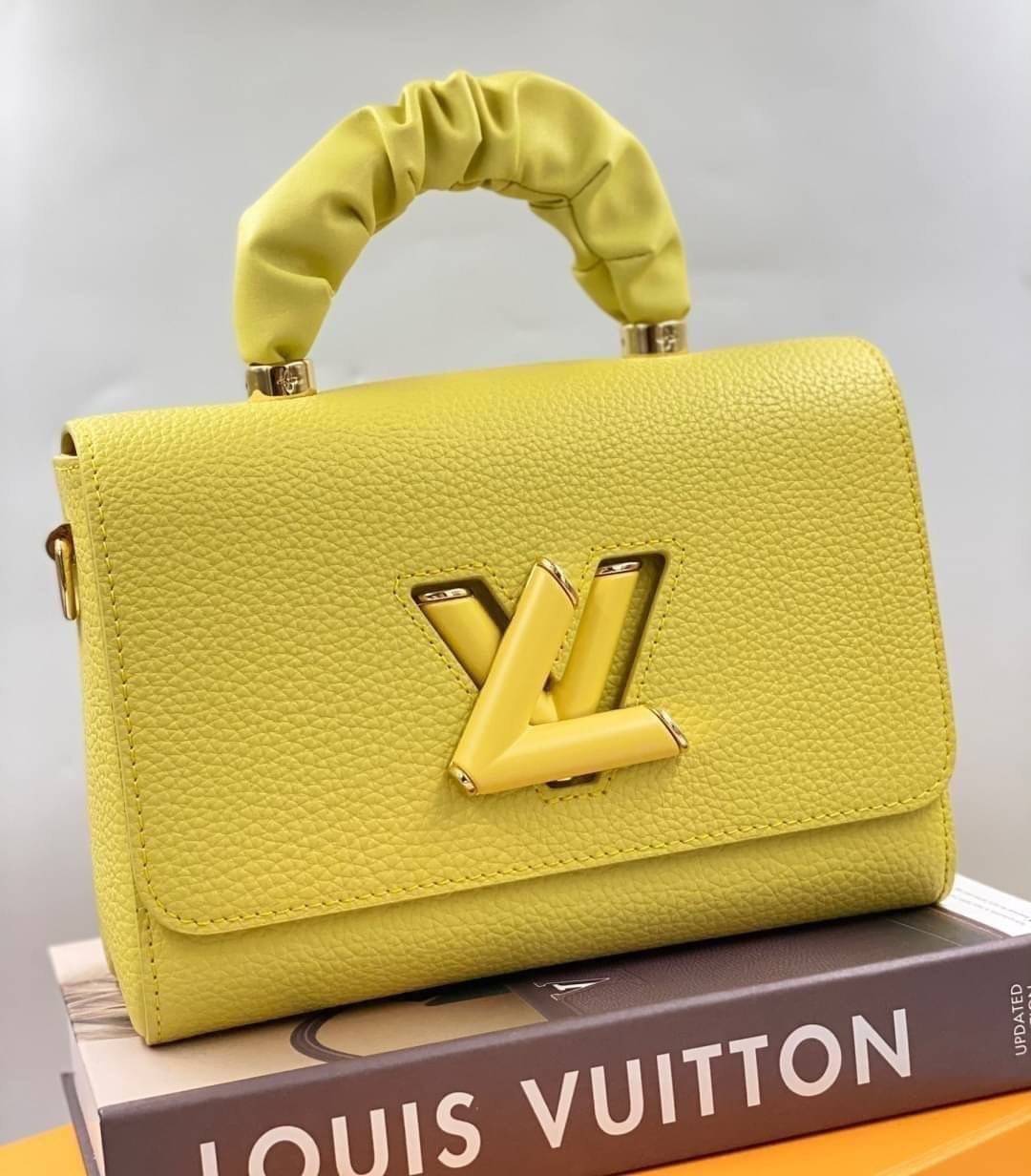 หนังแท้ LOUIS VUITTON Scrunchie Twist Bag พร้อมส่งที่ไทย เกรดออรินอลงานหนังแท้ทั้งใบ ภาพสินค้าถ่ายจากงานขายจริง ใช้งานต่างประเทศได้