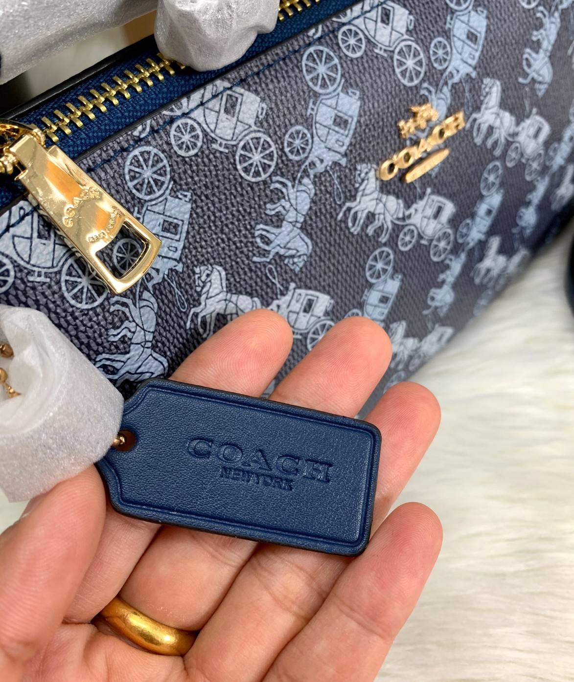 COACH POUCH HORSE AND CARRIAGE PRINT ((36674)) รุ่นแนะนำ ได้ไปไม่ผิดหวังแน่นอนค่ะ! กระเป๋าหิ้ว//สะพายไหล่//สะพายข้างได้ วัสดุ pvc นิ่มอย่างดี ลายรถม้าทั้งใบ สวยงามค่ะ เปิดปิดกระเป๋าแบบซิป ภายในสามารถใส่กระเป๋าเงินใบยาวได้;ของจำเป็นได้ครบค่ะ มีช่องเล็กให้ใ