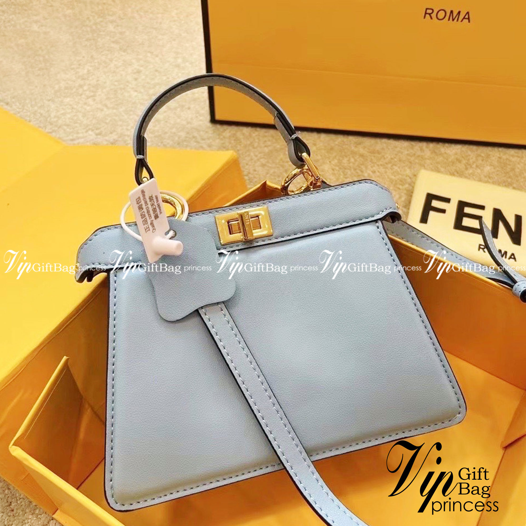 FENDI peekaboo 20cm เกระเป๋าสะพายเฟนดิ คลาสสิกตามแบบฉบับแบรนด์ สวยไฮโซมากแม่ สุดฮิตรุ่น Peekaboo ขนาดกำลังดีหนังเรียบสีพื้นมาใหม่ สวยหรูดูไฮโซ มาพร้อมสายสะพายยาวถอดออกถือได้ วัสดุคุณภาพอย่างดี ขนาดกะทัดรัดและดีไซน์ที่เรียบหรู