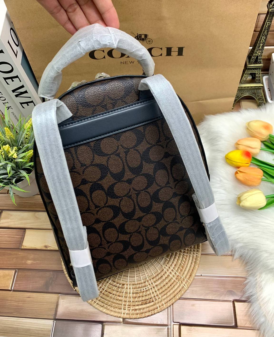 COACH JORDYN BACKPACK IN BLOCKED SIGNATURE ((76622//76624//76715)) พร้อมส่ง กระเป๋าสะพายหลังแบบมีหูหิ้ว หนังแท้ หนังนิ่มอย่างดีเลยค่า ด้านหน้ามีช่องซิปหนึ่งช่องสำหรับใส่ของจุกจิกนะคะ เปิดปิดช่องหลักแบบซิปคู่ หัวซิปมีหนังห้อยมาให้ ภายในกระเป๋าโล่งใส่สัมภาร