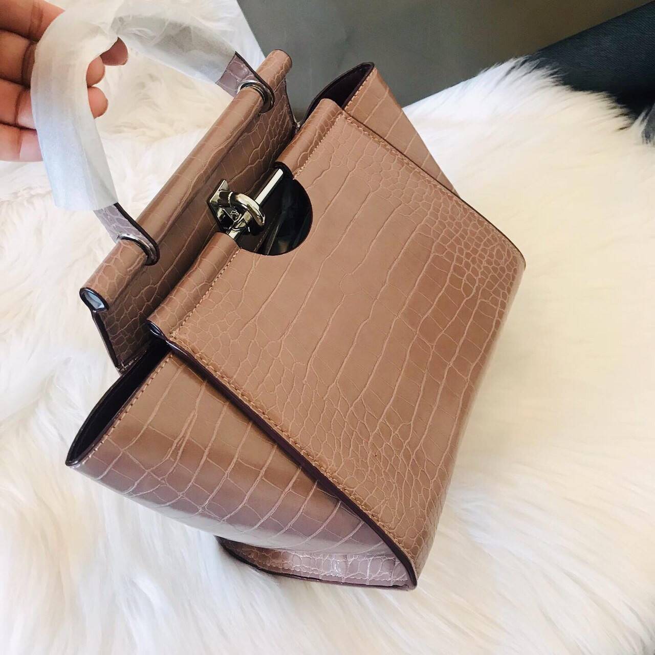 CHARLES & KEITH CROC-EFFECT TRAPEZE BAG กระเป๋าสะพายรุ่นใหม่ล่าสุด วัสดุหนังเรียบเงาสวย นิ่ม น้ำหนักเบา อะไหล่เงิน เปิดปิดกระเป๋าแบบกดล็อก ด้านในโล่งกว้างมีช่องซิปสำหรับใส่ของ ใส่กระเป๋าสตางค์ใบยาว Iphone+ได้ทุกรุ่น มาพร้อมสายสะพายยาวถอด-ปรับได้ฟรีไซร์ จน