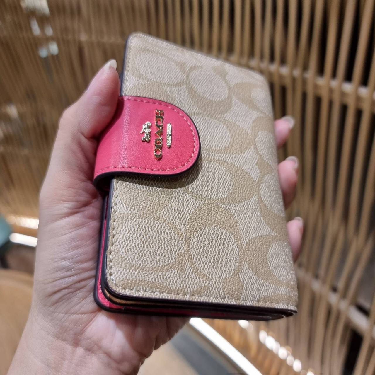 COACH C0082 MEDIUM CORNER ZIP WALLET IN SIGNATURE CANVAS ดีไซน์ใหม่ล่าสุด!! กระเป๋าสตางค์ใบกลาง 👛 ขนาดกำลังเหมาะมือ วัสดุหนังแคนวาสเคลือบลาย ดูแลรักษาง่าย มีช่องใส่บัตรและธนบัตรครบ และช่องซิปแยกไว้ใส่เหรียญ ครบเซ็ทแบบนี้เหมาะส่งต่อเป็นของขวัญที่สุ