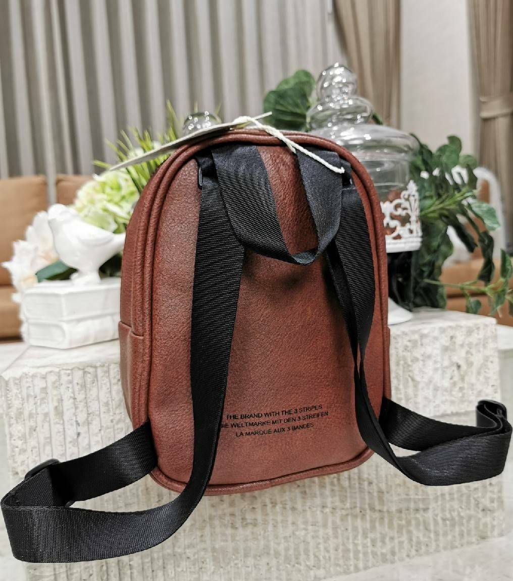 ADIDAS MINI BAGPACK กระเป๋าเป้สไตล์ Sport ขนาดมินิ กำลังน่ารัก น้ำหนักเบา ด้านหน้ามีโล้โก้และช่องซิป เปิดปิดด้วยซิปสะดวกใช้หัวซิปแบรนด์ ภายในมีโลโก้และช่องใส่ของ มีหูจับถนัดมือ สายสะพายเลื่อนปรับระดับได้ freesize ไอเท็มใหม่ดีไซน์สุดฮิต พร้อมส่งที่ไทยในราค