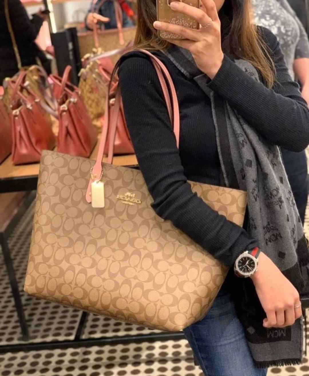 รุ่นยอดนิยม COACH TOWNTOTE IN SIGNATURE CANVAS F76636 กลับใช้ได้ทั้งสองด้าน ใบขนาดใหญ่จุใจ ใส่ของได้เยอะมากกก เป็นรุ่นที่สวยตลอดกาล ควรมีติดตู้ไว้เลยค่าา