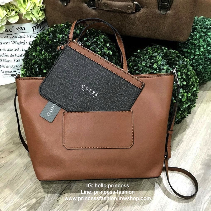 GUESS LARGE SHOPPER BAG WITH POUCH กระเป๋าสะพายรุ่นใหม่ล่าสุดจาก GUESS FACTORY หนัง Saffiano สวยหรูอยู่ทรง ด้านหน้ามีโลโก้แบรนด์ ด้านหลังมีช่องใส่ของ หูหิ้วสะพายไหล่ได้มาพร้อมสายสะพายยาวถอดได้ปรับได้ มีกระเป๋าใบเล็กเข้าชุดกันห้อยที่หูหิ้ว ใบเล็กถอดเเยกใช้