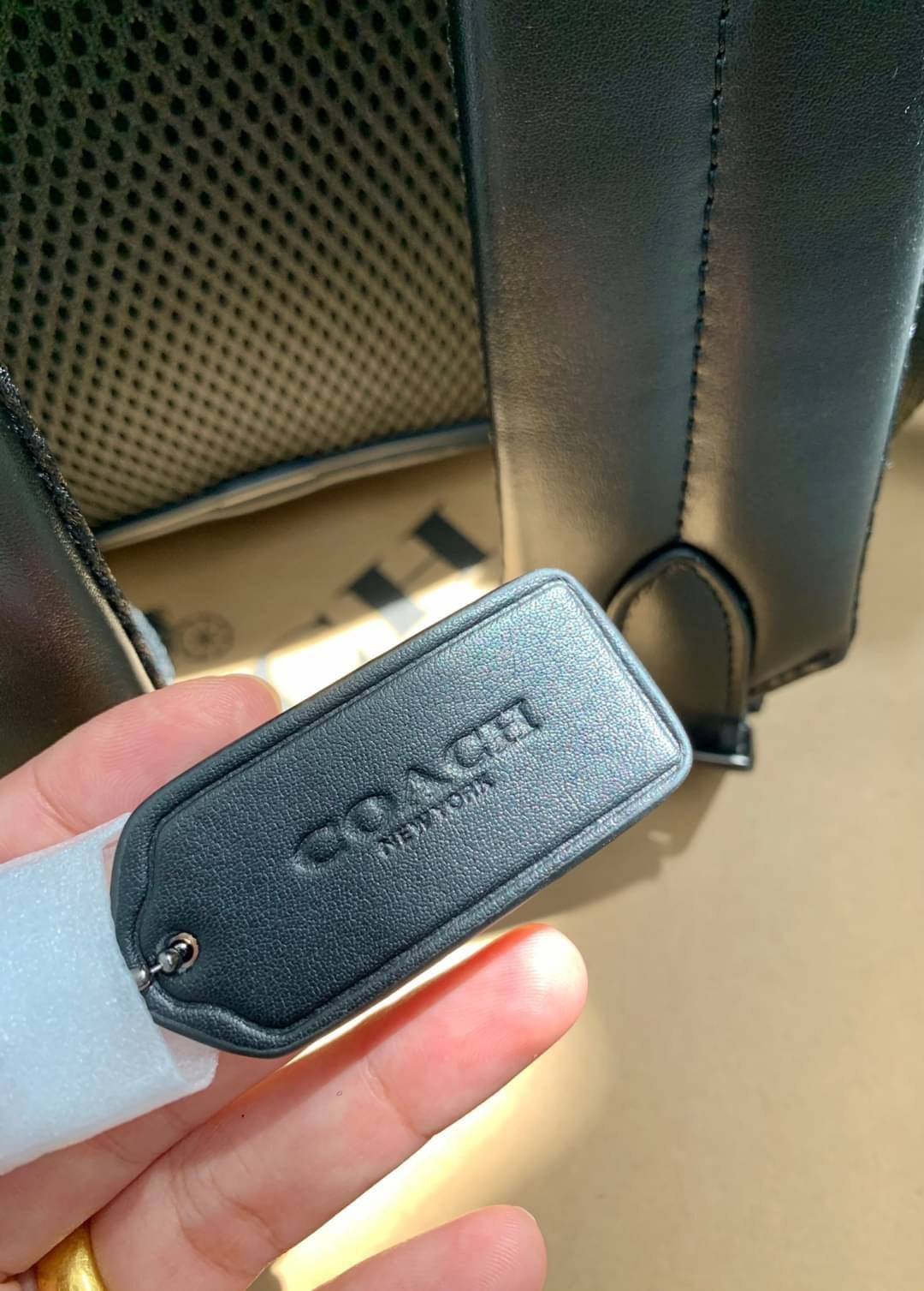 OUTLET 】New in!! 🌈ใบใหญ่ คุ้มค่าทีเดียวค่ะ🌈 COACH WEST BACKPACK IN SIGNATURE((2736)) พร้อมส่งที่ไทย สินค้าเข้าใหม่ค่ะ!! กระเป๋าสะพายหลัง มีหูหิ้ว หนังแท้นิ่ม ใบใหญ่ใส่จุมากกค่า! มีช่องซิปตอนหน้า2ช่อง; ช่องหลัก2ช่องใหญ่ โล่งลึก จุของได้มากท