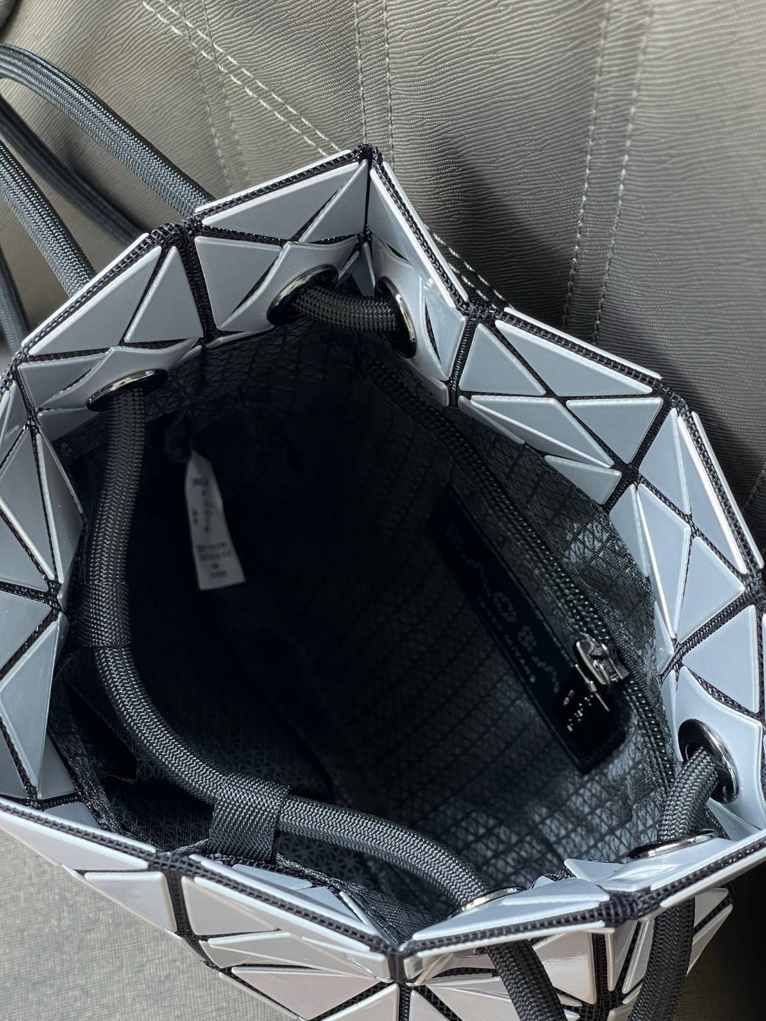 Baobao Issey Miyake Wring Small Bag กระเป๋าสะพายครอสบอดี้พร้อมสายรูดเปิดปิด สามารถปรับความยาวของสายได้ตามสไตล์ความชื่นชอบ ด้วยดีไซน์ทรงน่ารัก เหมาะสำหรับให้สาวๆหยิบใช้ในวันสบายๆ แต่เต็มเปี่ยมไปด้วยความคล่องแคล่ว ไฮไลต์ของซีซั่นนี้คือกระเป๋าที่มาพร้อมกับเช