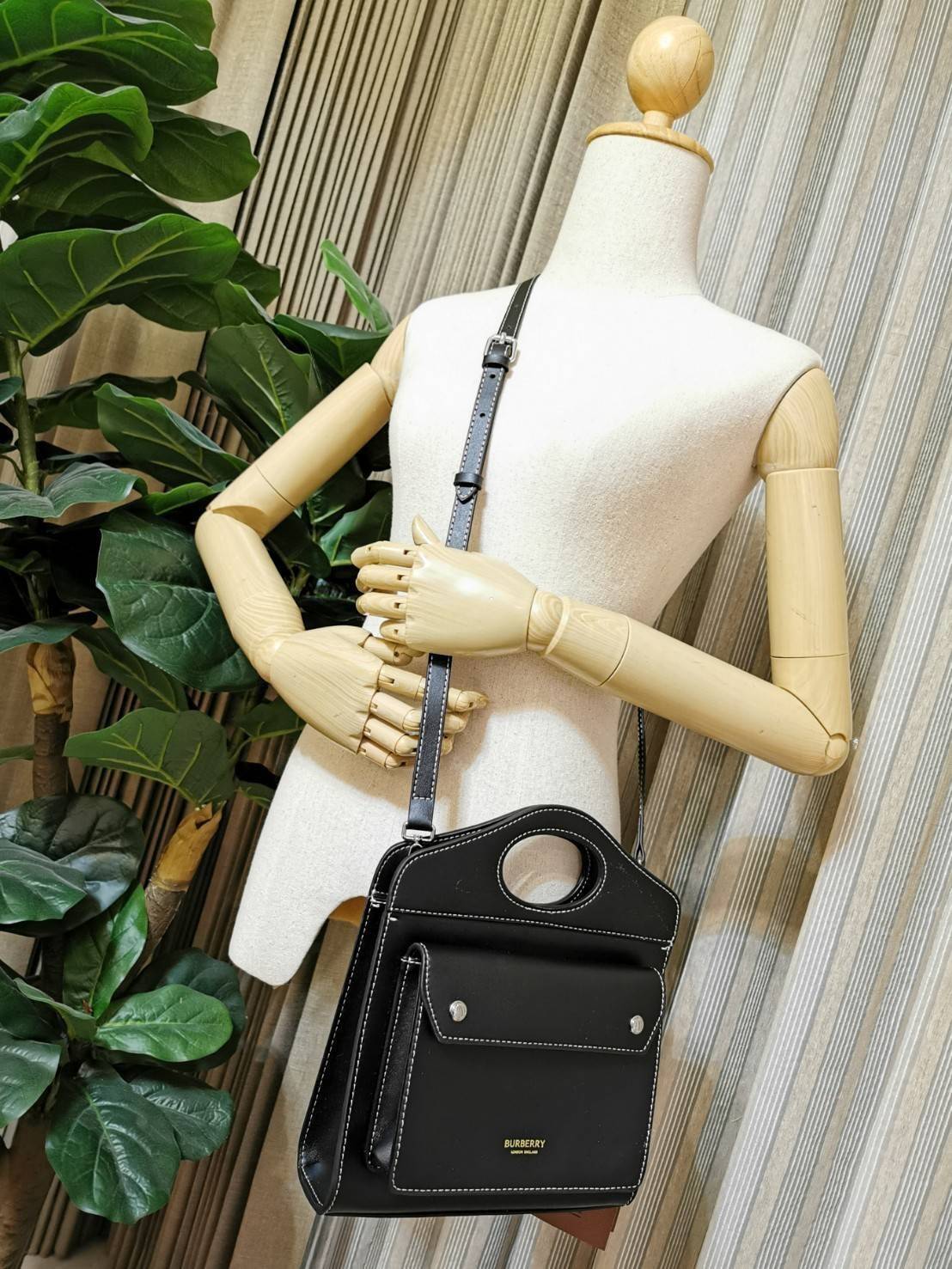 BURBERRY FRAGRANCES CROSSBODY BAG VIP GIFT WITH PURCHASE (GWP) พรีเมี่ยมกิ๊ฟ Limited Edition ใหม่ล่าสุดจาก BURBERRY PERFUME วัสดุหนังแท้ Calf Skin ทรงเหลี่ยม ดีไซน์สวยหรูอยู่ทรง ด้านหน้ามีช่องใส่ของ ภายในโล่งกว้าง มีช่องซิปแบรนด์ สามารถใส่กระเป๋าสตางค์ใบย