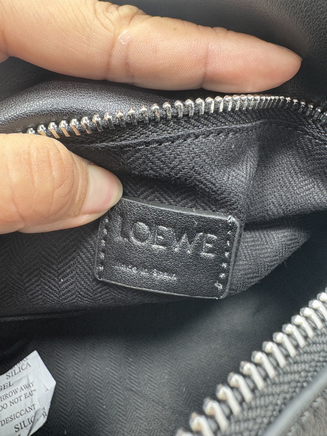 ORI หนังแท้ | Loewe Small Puzzle Biker bag in shiny Leather 24cm กระเป๋าสะพายทรงกล่องพัซเซิล รุ่นใหม่ล่าสุด คล้ายเข็มขัดด้านหน้าสวยเท่โดดเด่นสไตส์ไบเกอร์ ด้วยเส้นสายเรขาคณิตอันโดดเด่นและรูปทรงลูกบาศก์