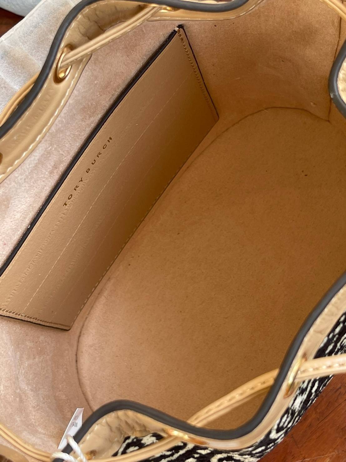 OUTTLET 】Tory burch T Monogram Chenille Bucket Bag เปิดตัวอีกหนึ่งรุ่นกับกระเป๋าลาย T MONOGRAM รุ่นใหม่ล่าสุดจาก TORY BURCH พลาดไม่ได้กับโลโก้สุดคลาสสิก ลวดลาย T Monogram คือวัสดุ chenille หรือที่เรียกว่า ด้านไหมกำมะหยี่ มารังสรรค์ลงบนกระเป๋าBucketใบนี้ เ