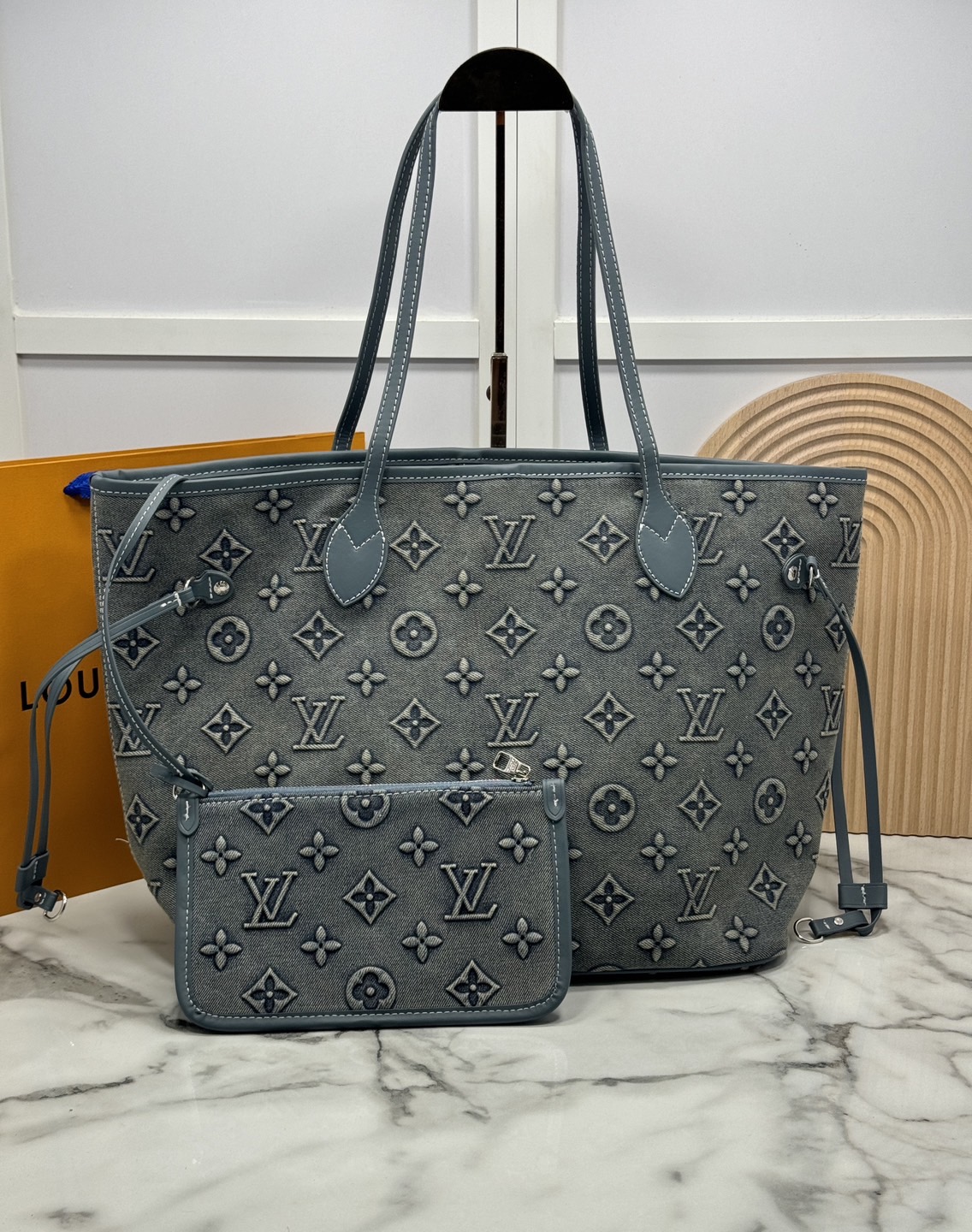 LV Neverfull MM Denim Tote Bag กระเป๋าสะพายทรงโท้ทเดนิมลายโมโนแกรมปั้มนูน พร้อมใบเล็กเข้าชุด ภายในโล่งกว้างมาก สะพายไปเที่ยวต่างจังหวัดคือดีงามมากจ้า หรือจะสะพายไปทำงาน ไปต่างประเทศก็สะดวก จัดไป!