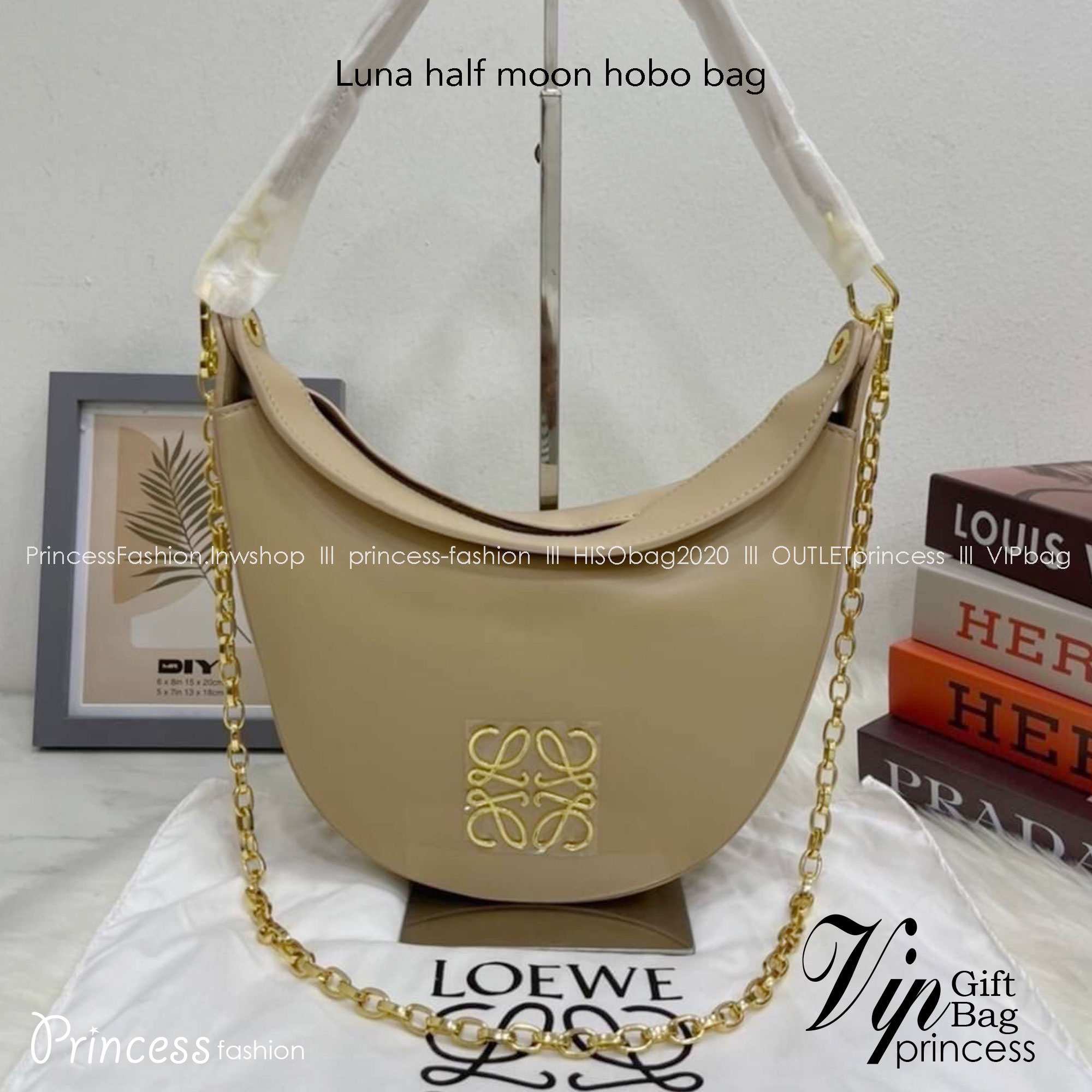 LOEWE Luna half moon hobo bag ใหม่ล่าสุดก่อนใคร สวยได้ไม่ต้องรอ กับคอลใหม่ลุคลูกคุณ รูปทรงยอดฮิต ตอบโจทย์ได้ทุกลุค ทุกไลฟ์สไตล์ ใช้งานได้ง่ายคล่องตัว