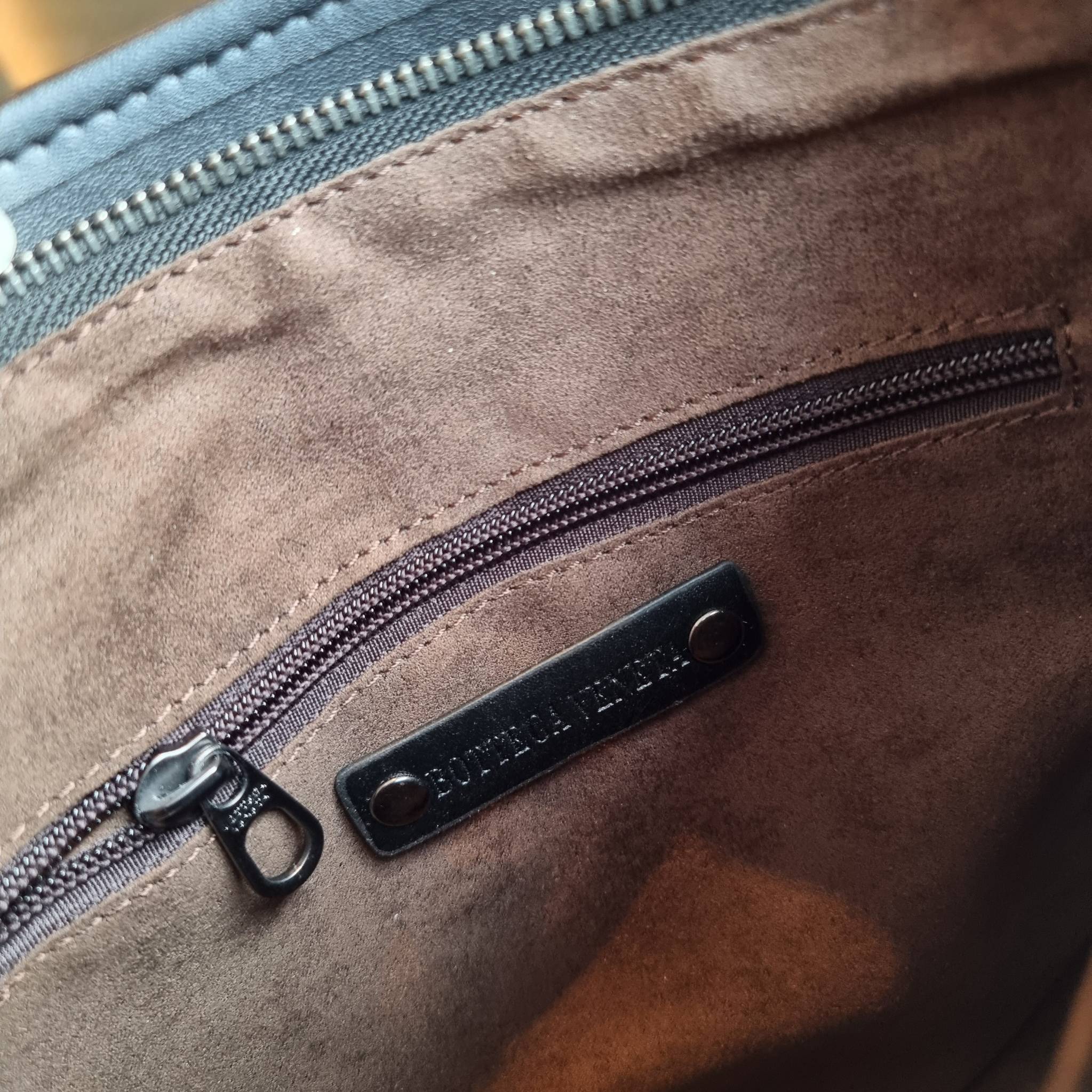 VIP 】อีกหนึ่งไอเท็มเด็ดที่หนุ่มๆรอคอย กระเป๋าสะพายข้างทรงแมสเซนเจอร์ B.ottega venata vip bag ดีไซน์คลาสสิคเอกลักษณ์ ลายสานเรียบหรู ดูแพง ทรงผู้ดี หล่อไปอีก อัพลุคไปอีก วัสดุหนังวัวเต็มใบ เปิด-ปิดด้วยซิป ภายในโล่งกว้างใส่ของได้ครบถ้วนสิ่งสำคัญ สายสะพายปรับ