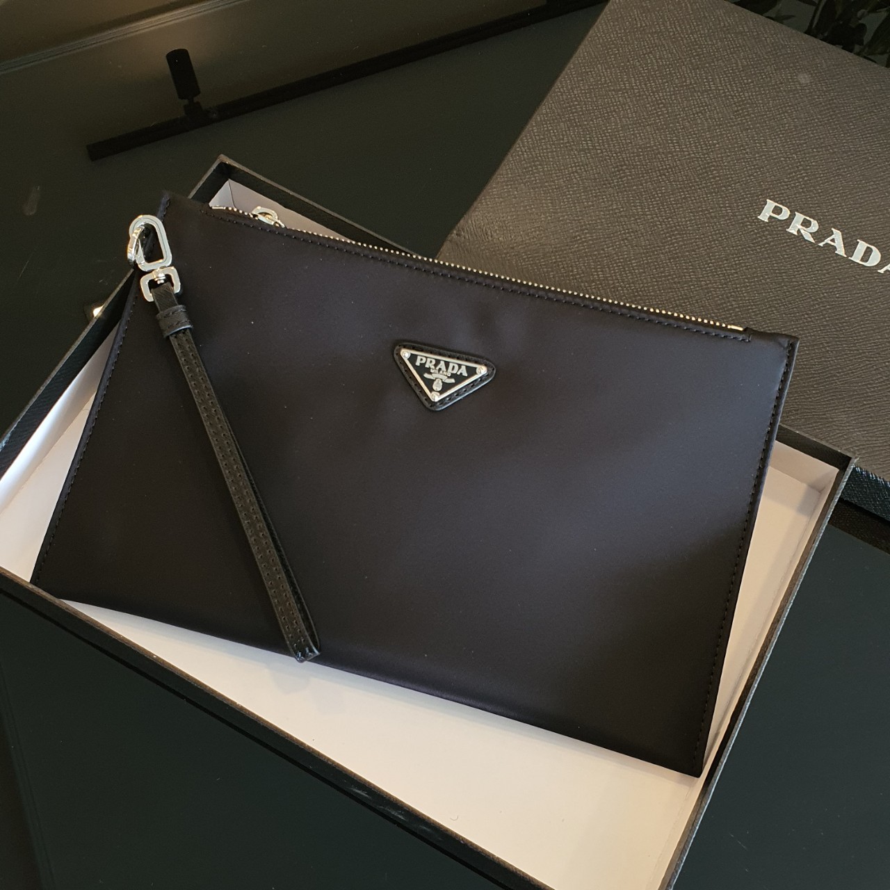 PRADA Clutch Bag / Prada Re-Nylon Logo-Plaque Clutch Bag - Black รุ่นใหม่พร้อมส่ง! กระเป๋าคลัชต์ กระเป๋าคล้องมือ แบรนด์ Prada อีกรุ่นที่ขนาดกำลังน่ารัก ตัวกระเป๋า เป็น Nylon เต็มใบ กันน้ำ