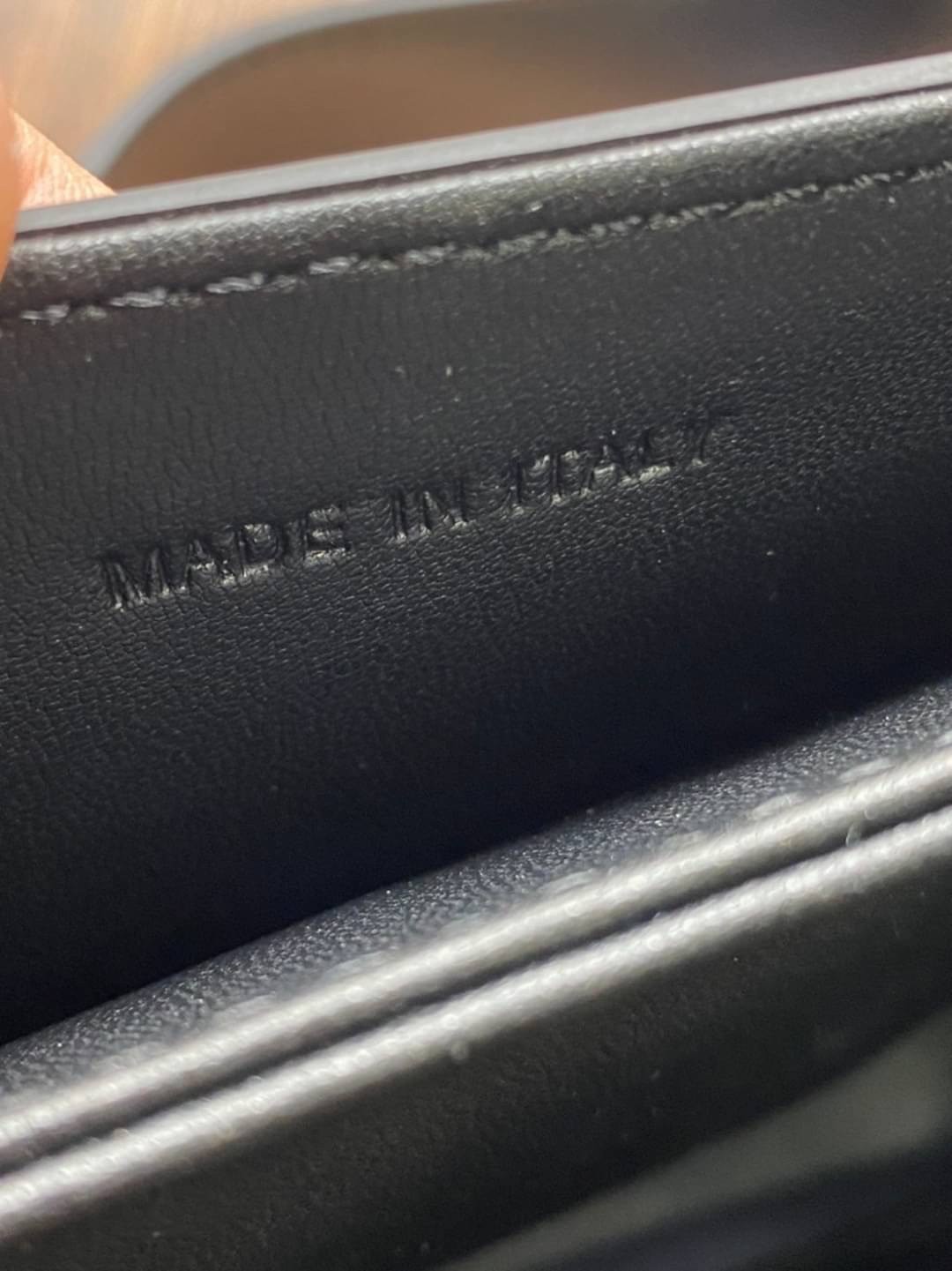 CELINE TRIOMPHE CROSSBODY BAG / CELINE TEEN ดีไซน์ยอดนิยมสไตล์ LISA ทรงสี่เหลี่ยมหนังสวยหรูอยู่ทรงเปิดปิดด้วยฝาปิดโลโก้แบรนด์อะไหล่ทอง ภายในมีช่องหลัก ช่องย่อย และช่องซิป สามารถใส่มือถือของใช้จุกจิกได้เยอะ มาพร้อมสายสะพายหนังยาวปรับระดับได้ จะสะพายไหล่ CR